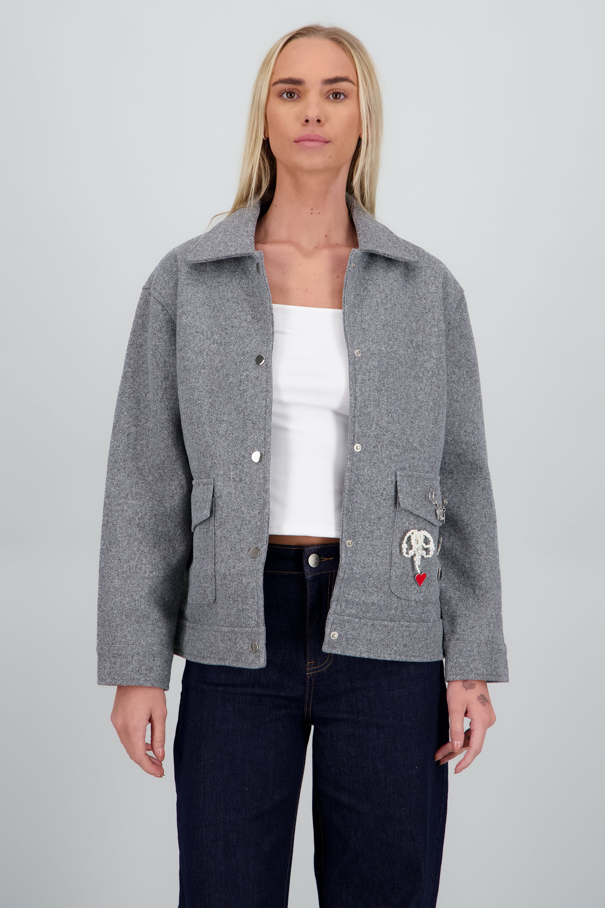 Chamarra con detalle de charms GRIS