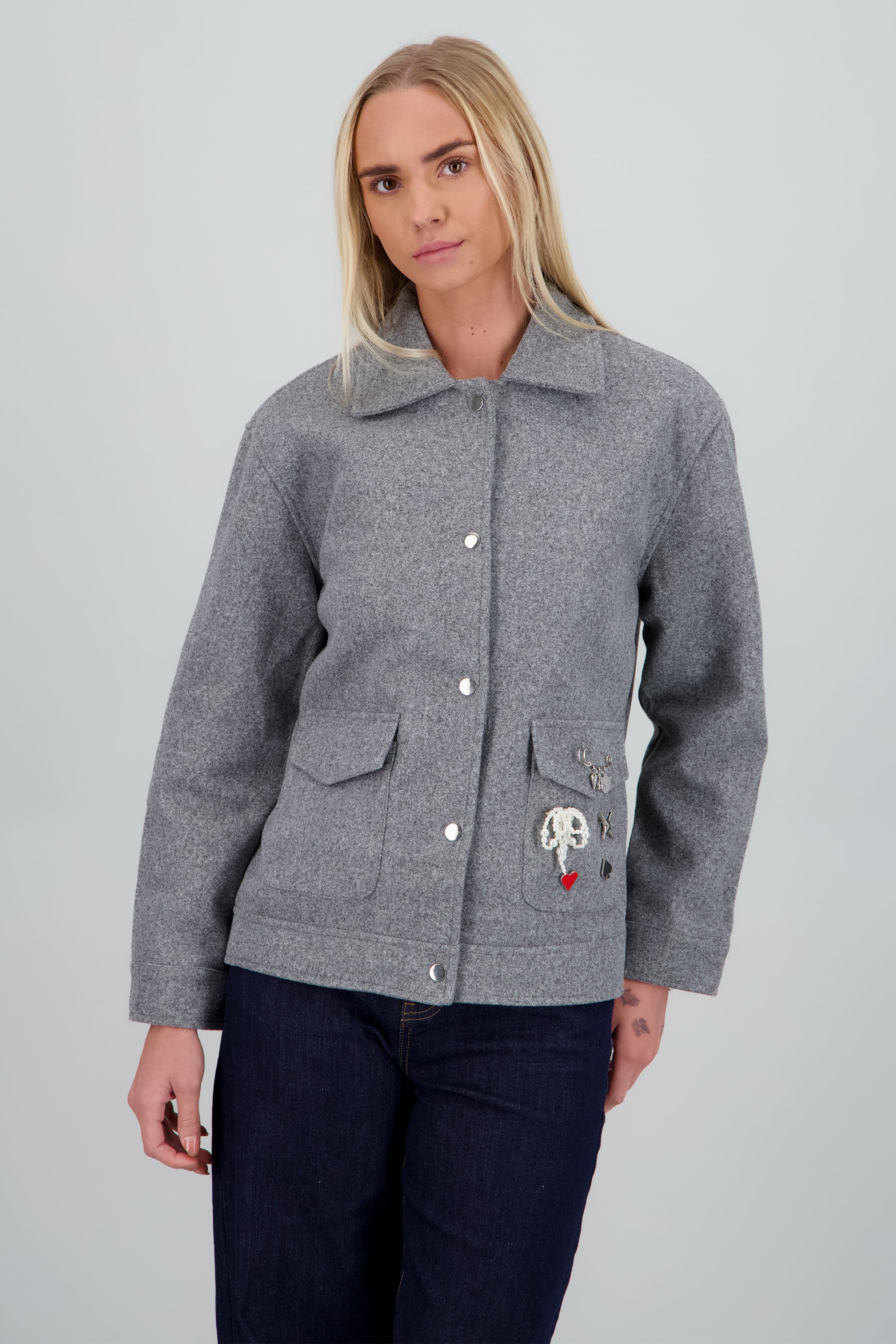 Chamarra con detalle de charms GRIS