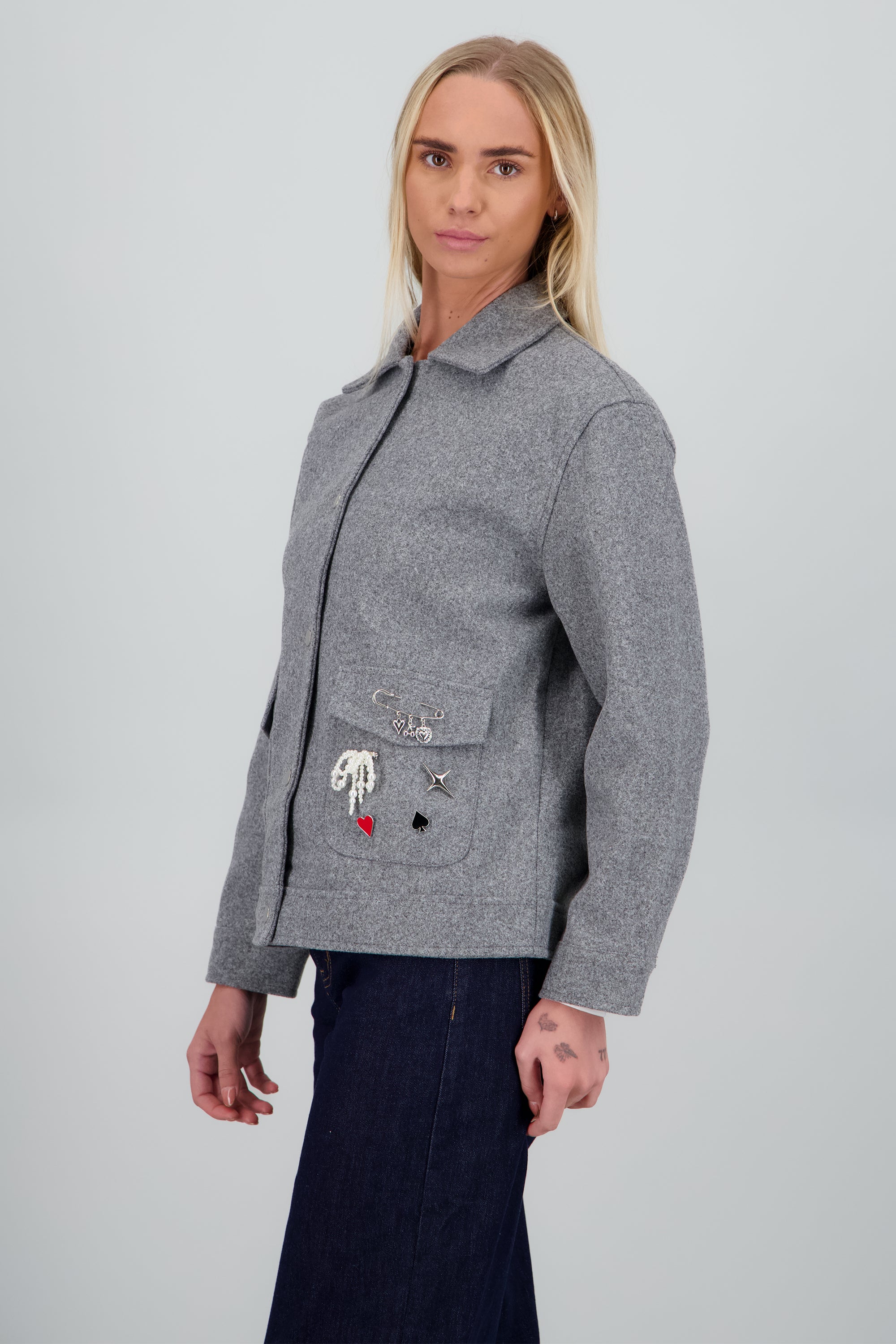 Chamarra con detalle de charms GRIS