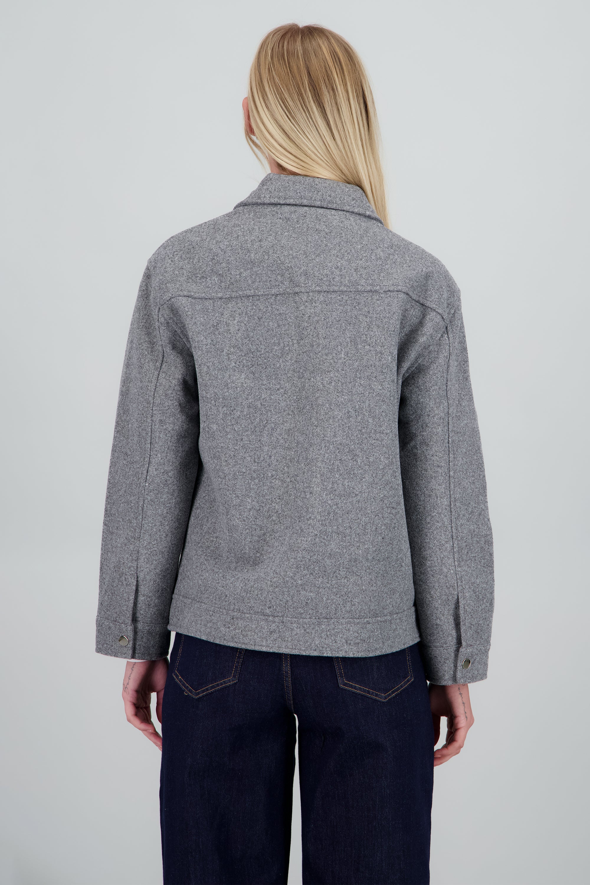 Chamarra con detalle de charms GRIS