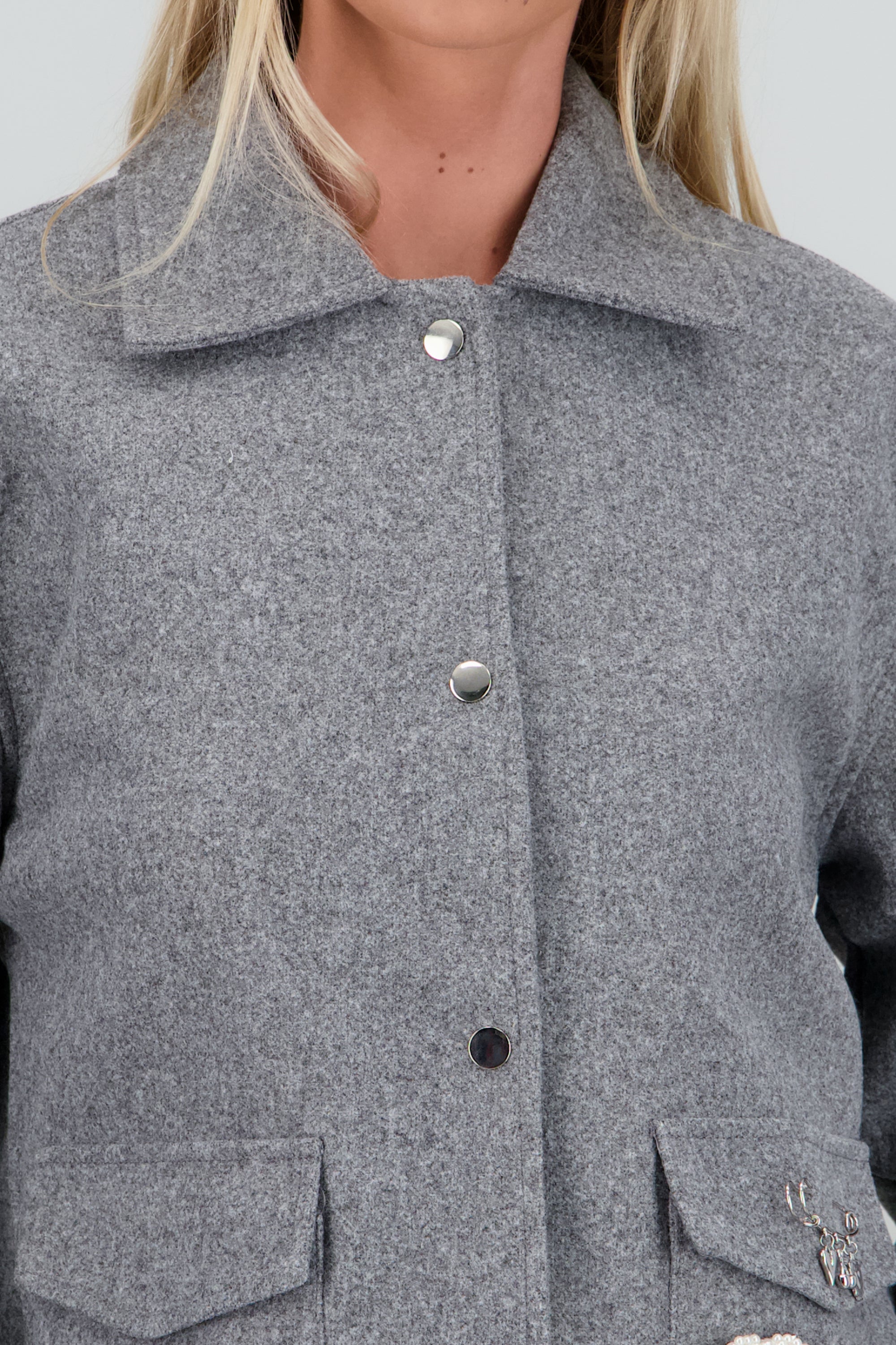 Chamarra con detalle de charms GRIS