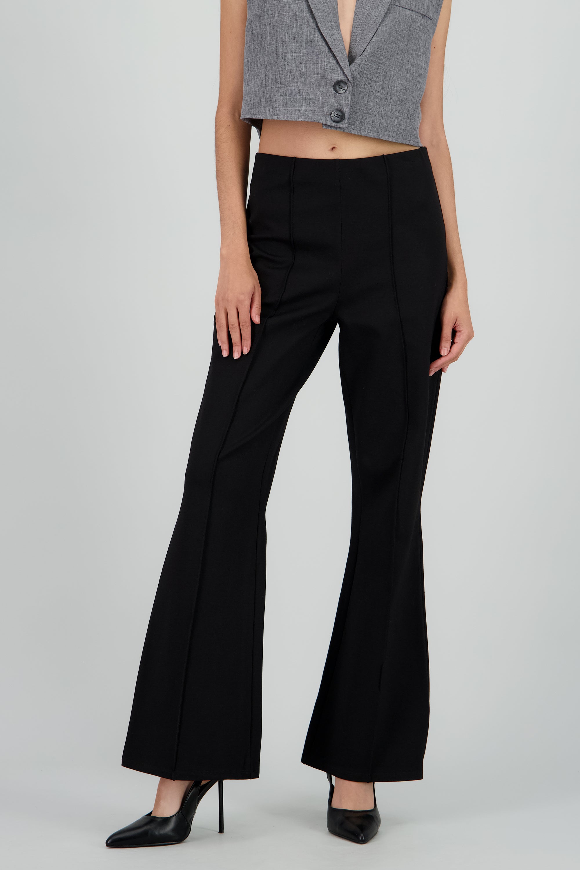 Pantalon recto liso detalle costuras NEGRO
