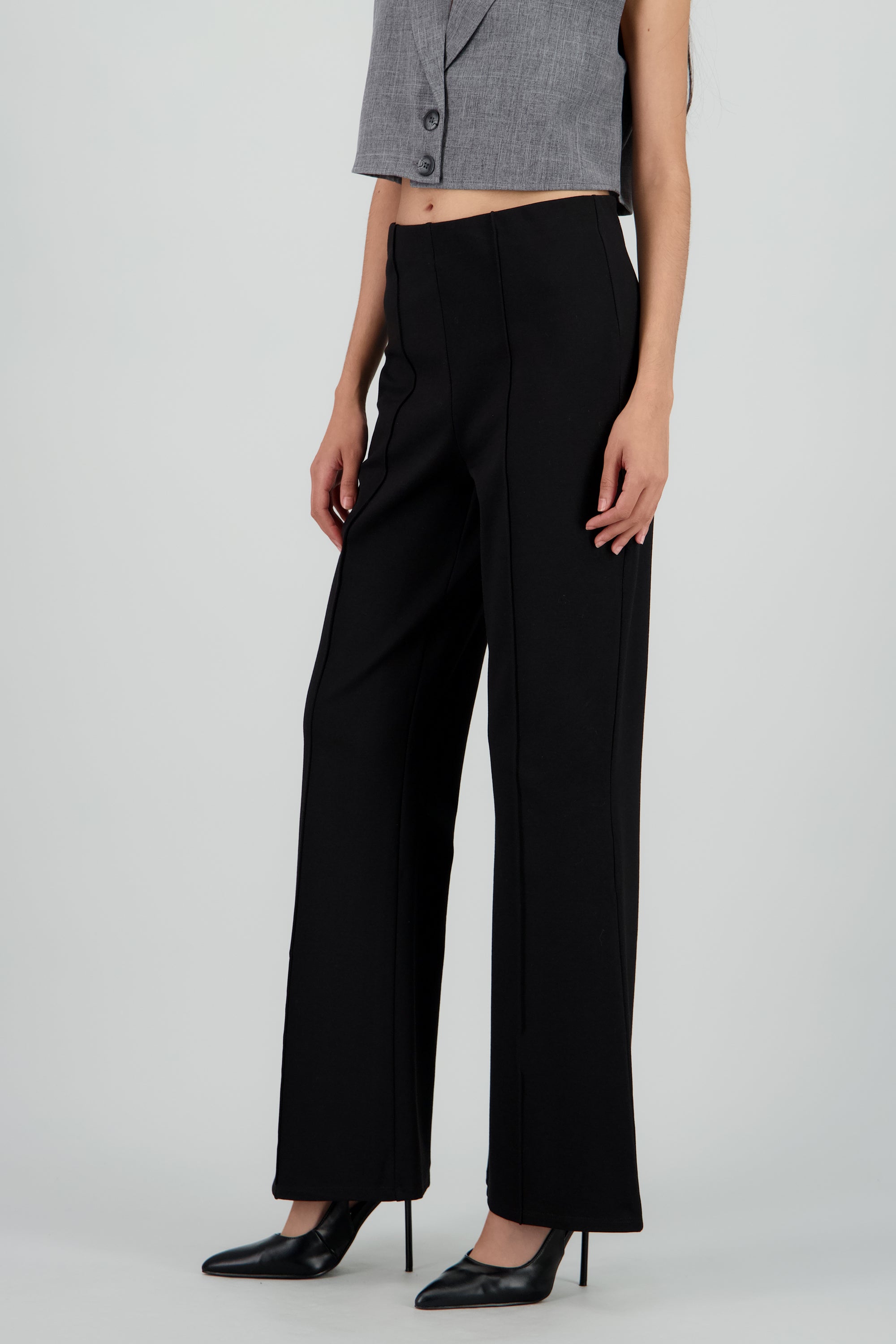 Pantalon recto liso detalle costuras NEGRO