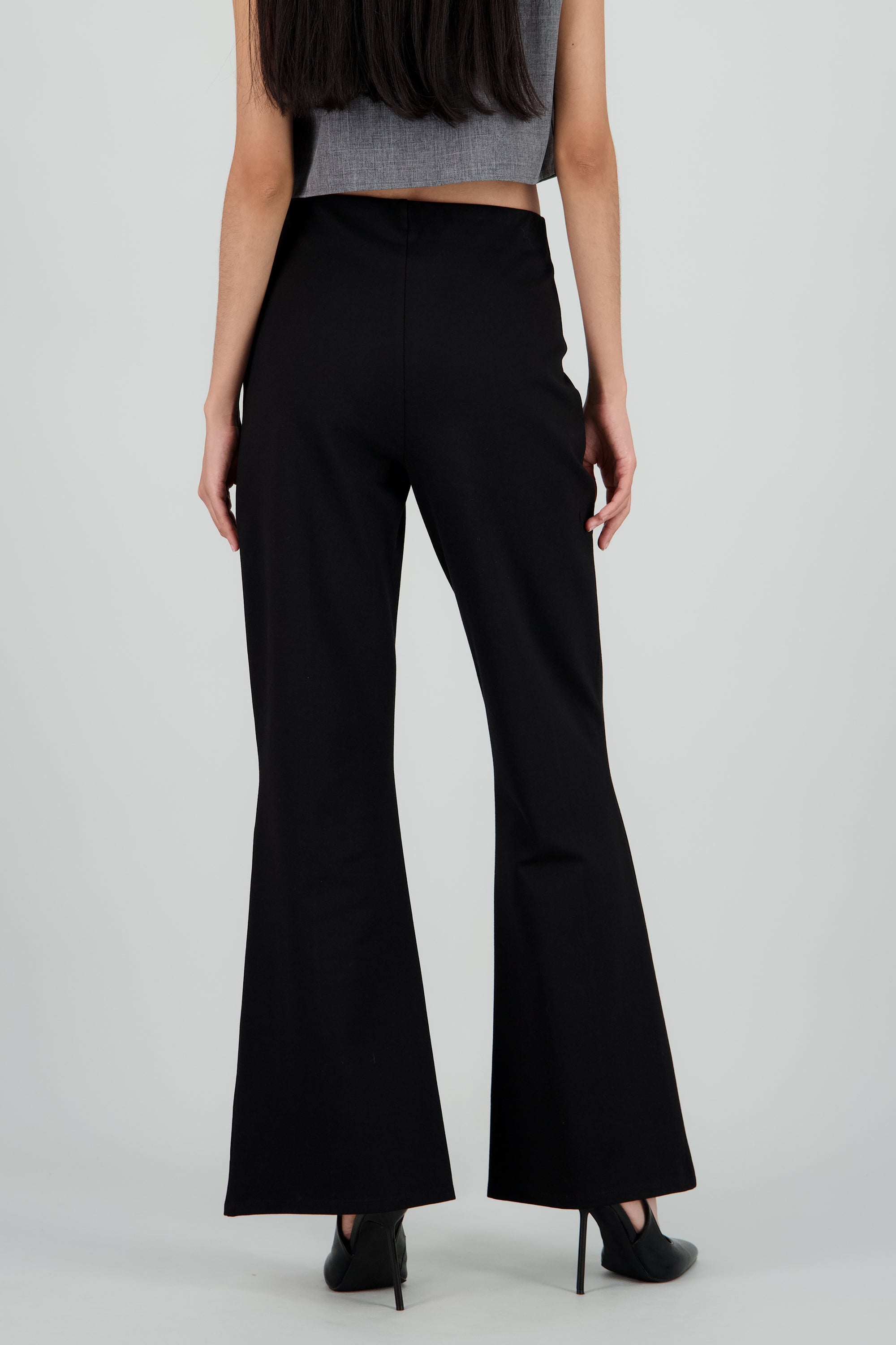 Pantalon recto liso detalle costuras NEGRO