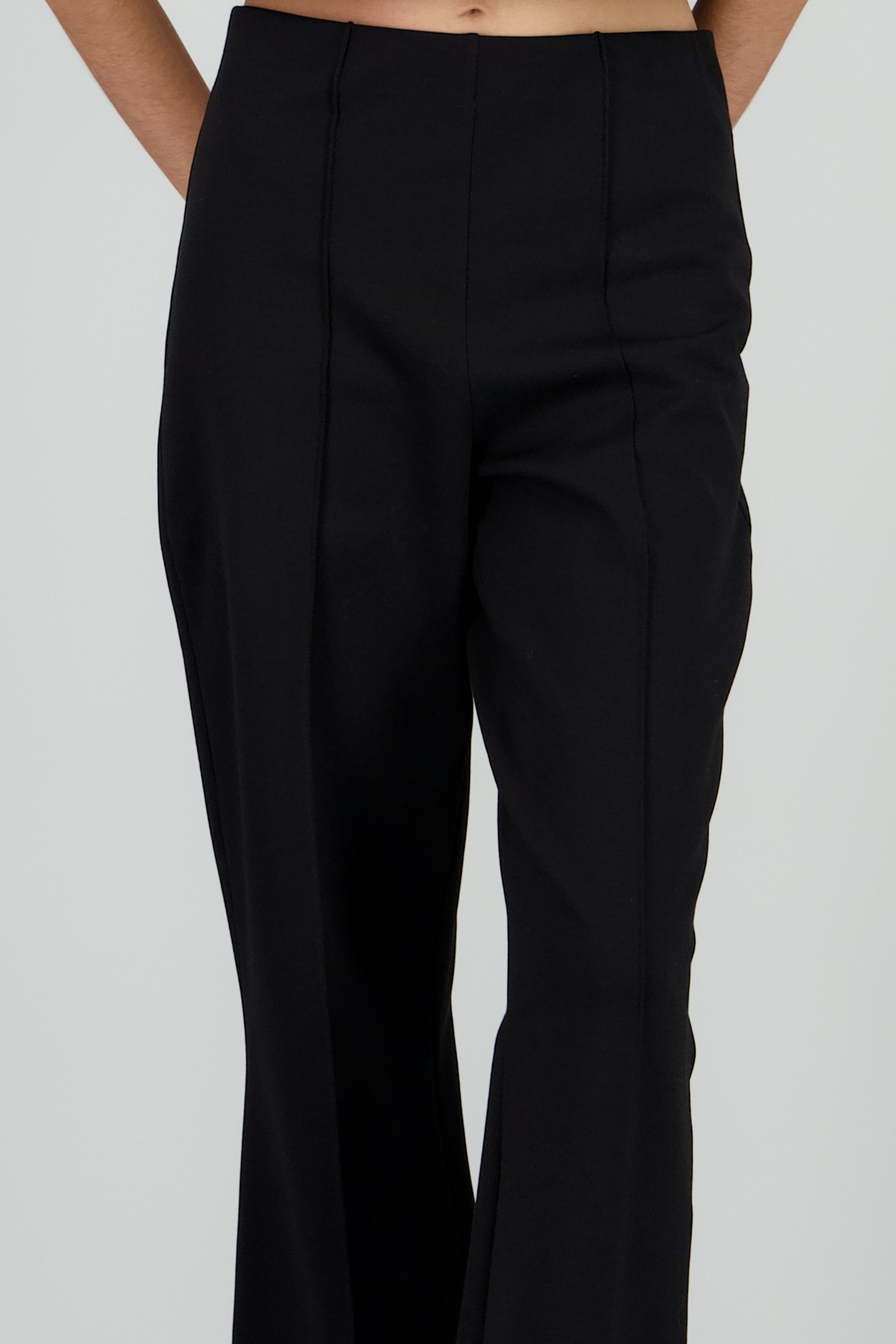 Pantalon recto liso detalle costuras NEGRO