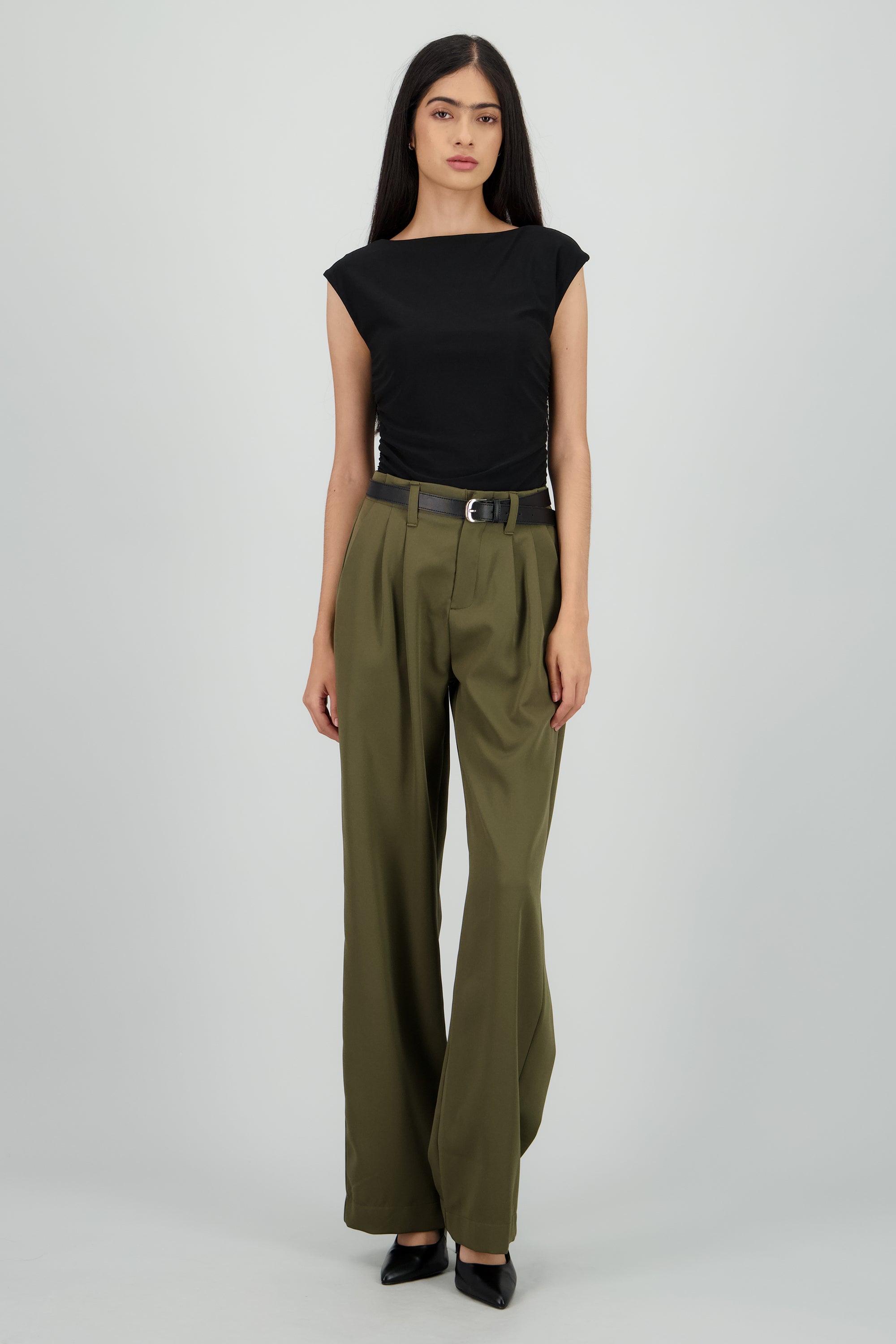 Pantalon amplio pinzas detalle cinturon OLIVO