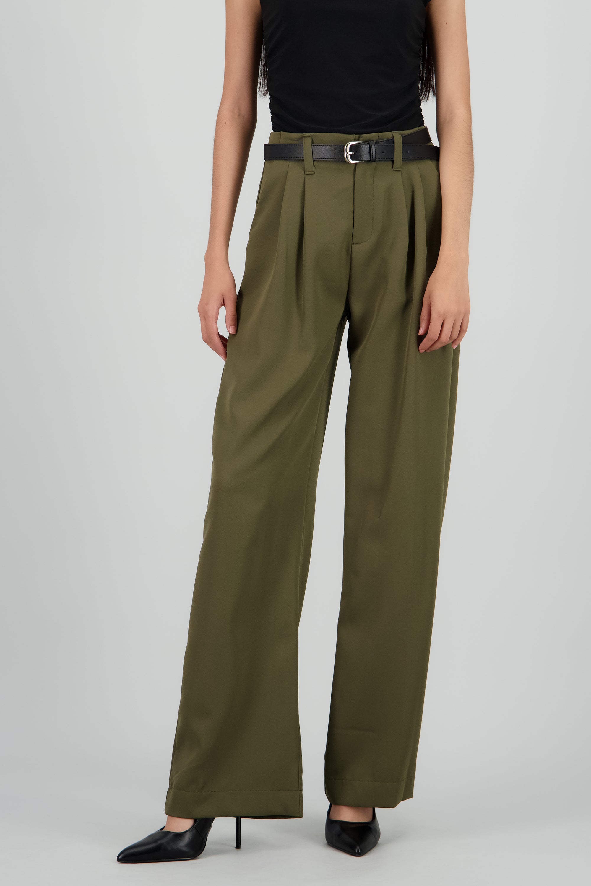 Pantalon amplio pinzas detalle cinturon OLIVO