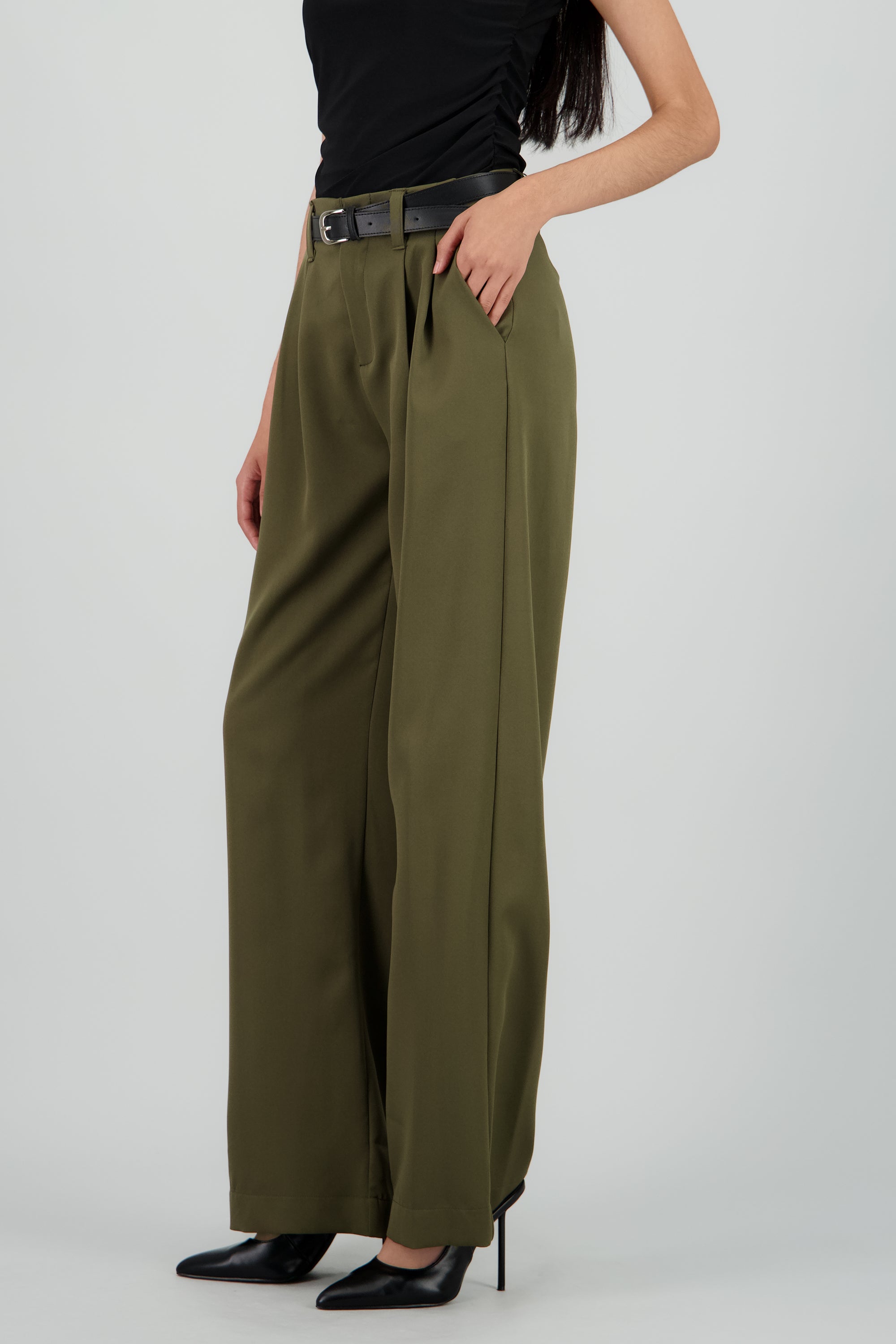 Pantalon amplio pinzas detalle cinturon OLIVO