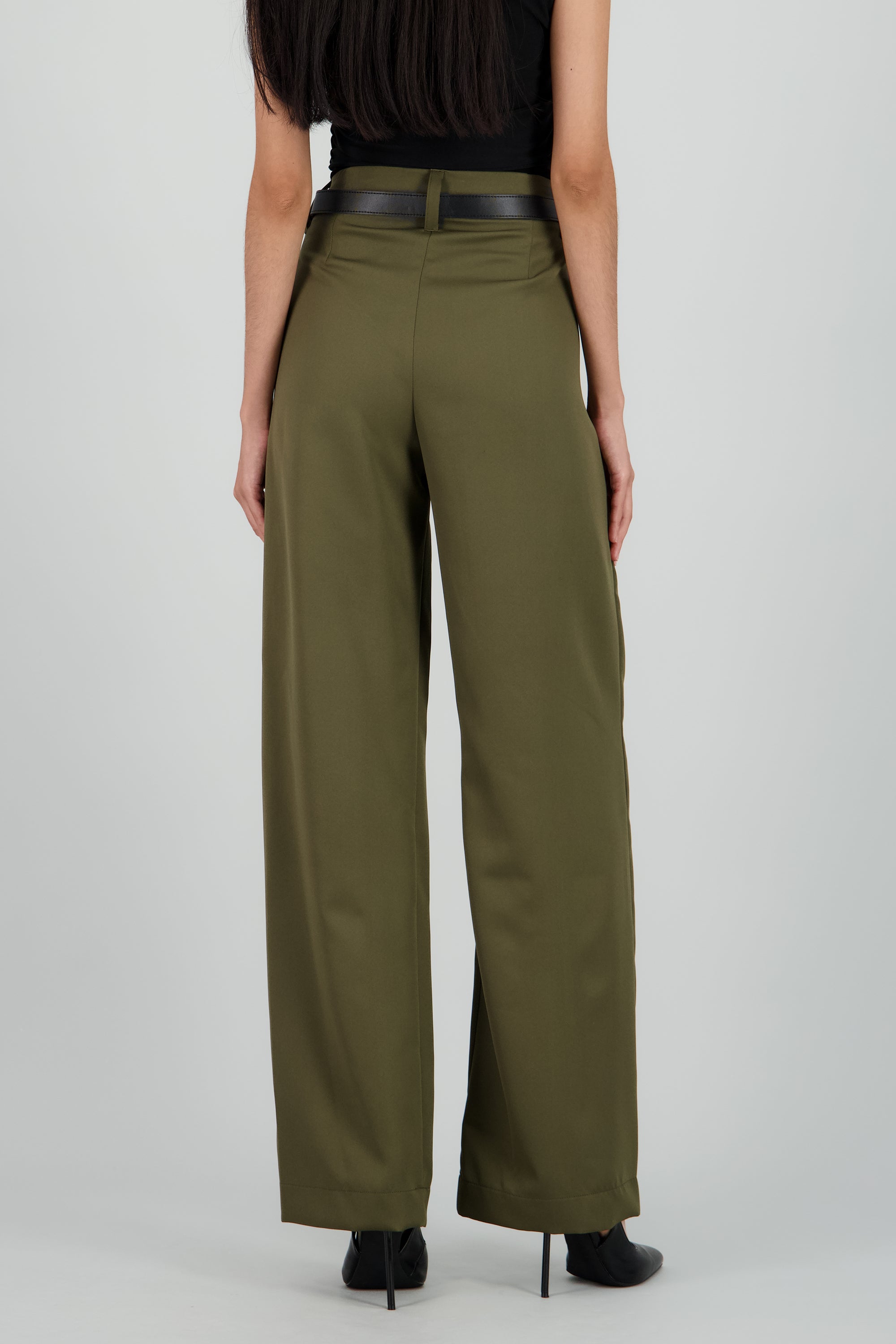 Pantalon amplio pinzas detalle cinturon OLIVO