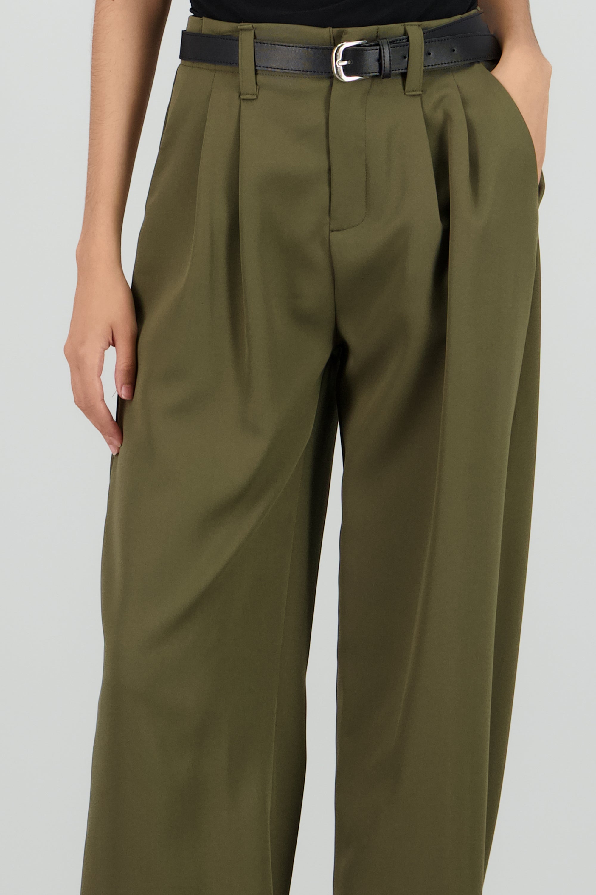 Pantalon amplio pinzas detalle cinturon OLIVO
