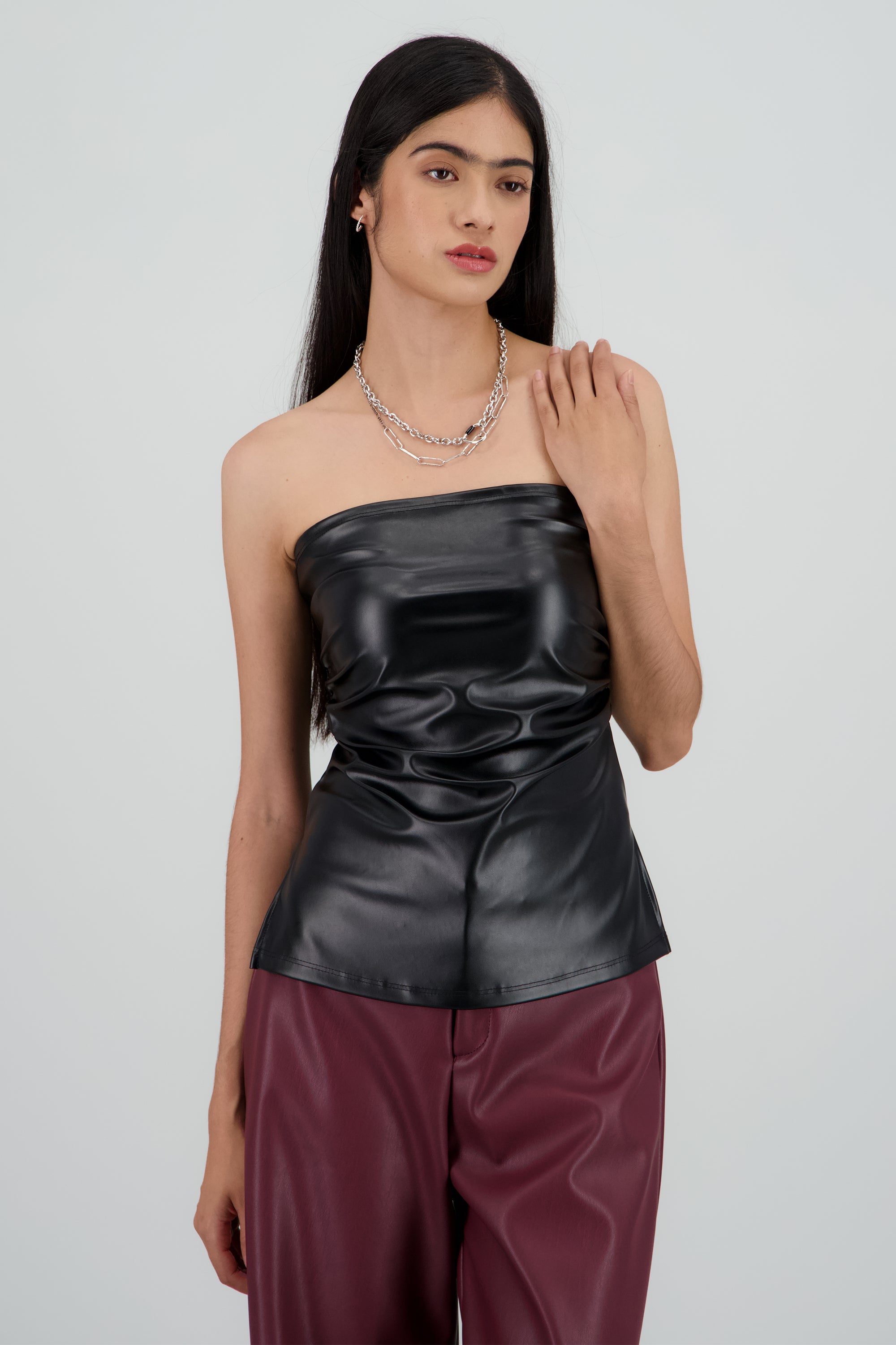 Top tubo drapeado detalle aberura PU NEGRO