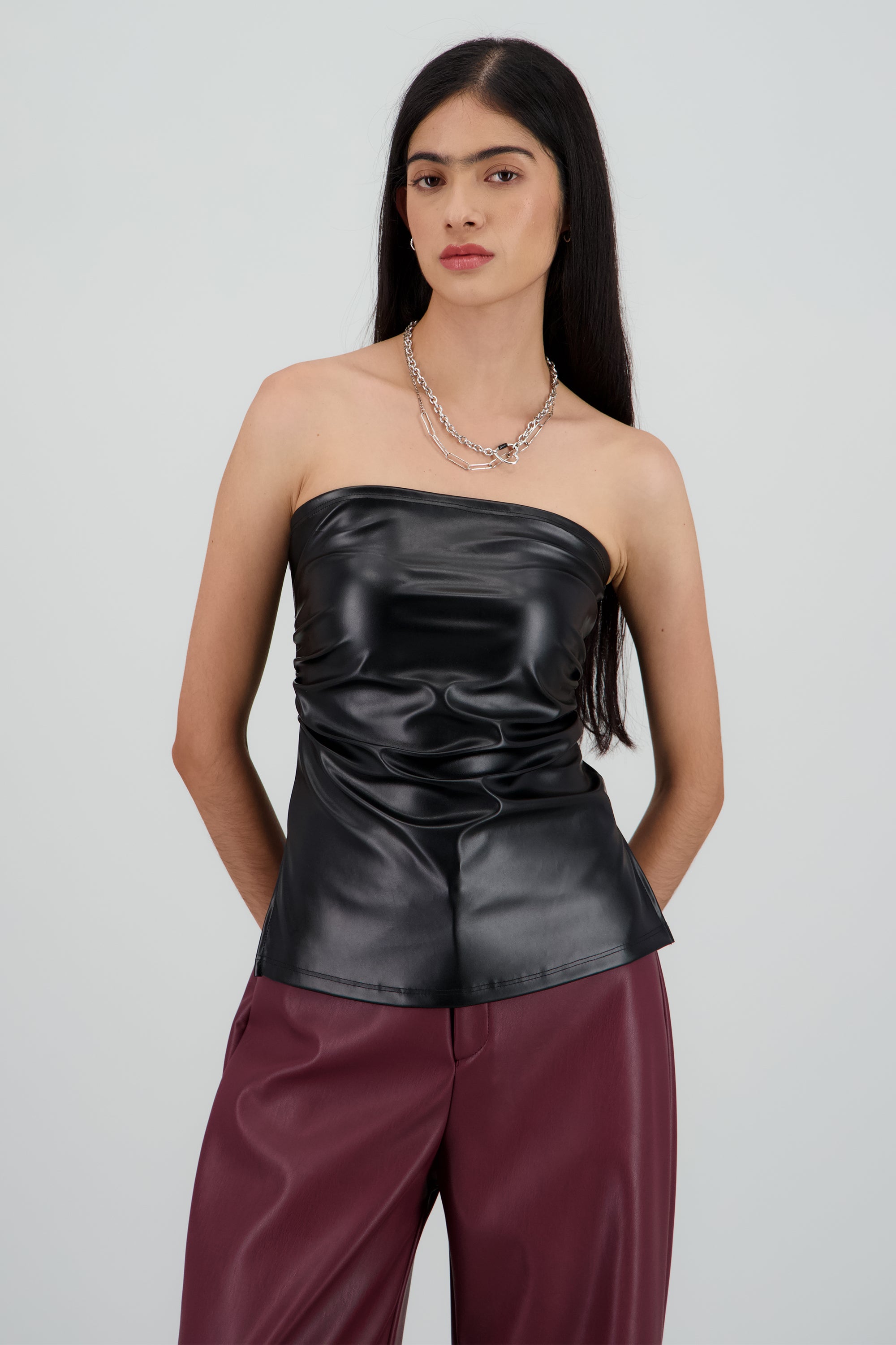 Top tubo drapeado detalle aberura PU NEGRO