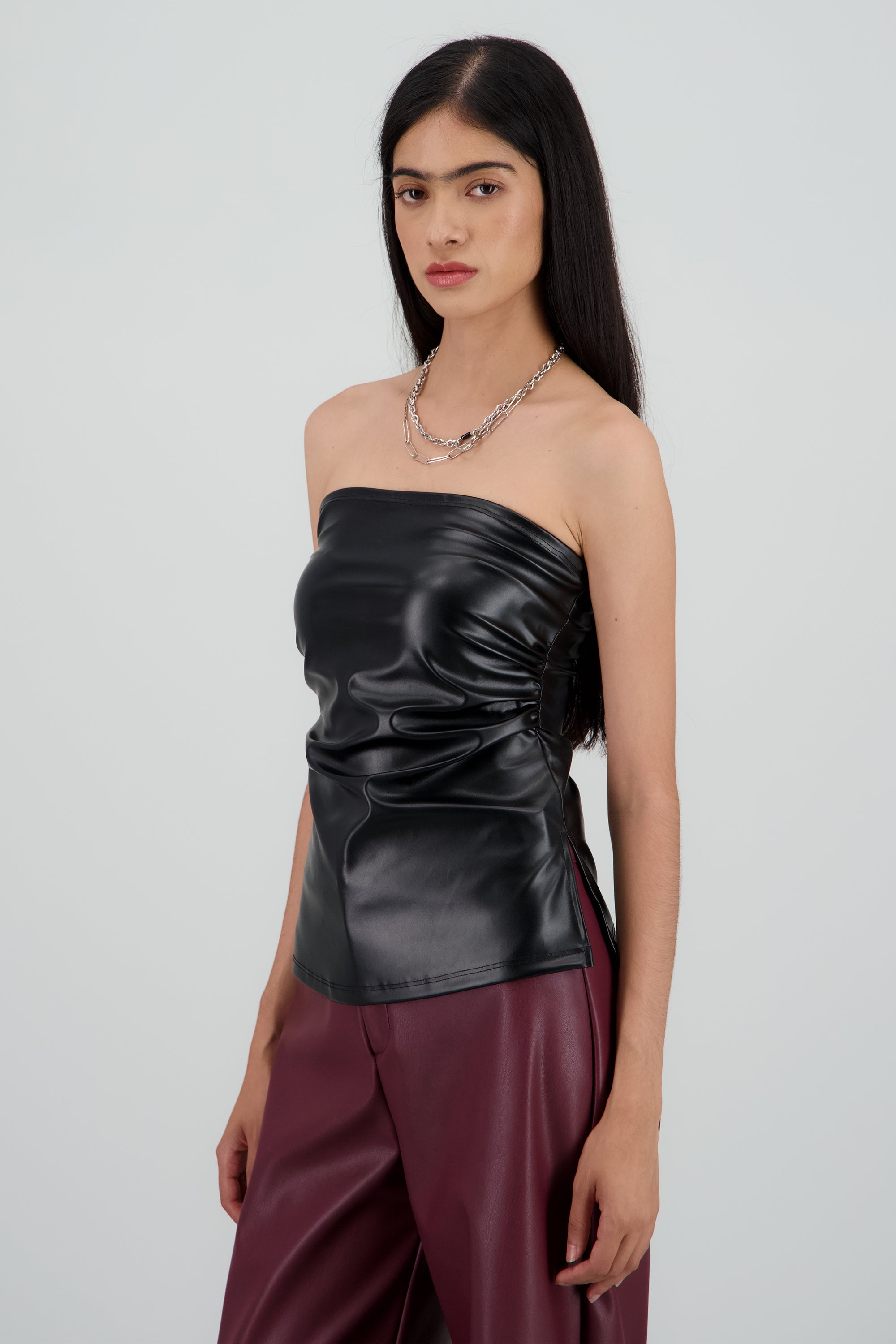 Top tubo drapeado detalle aberura PU NEGRO