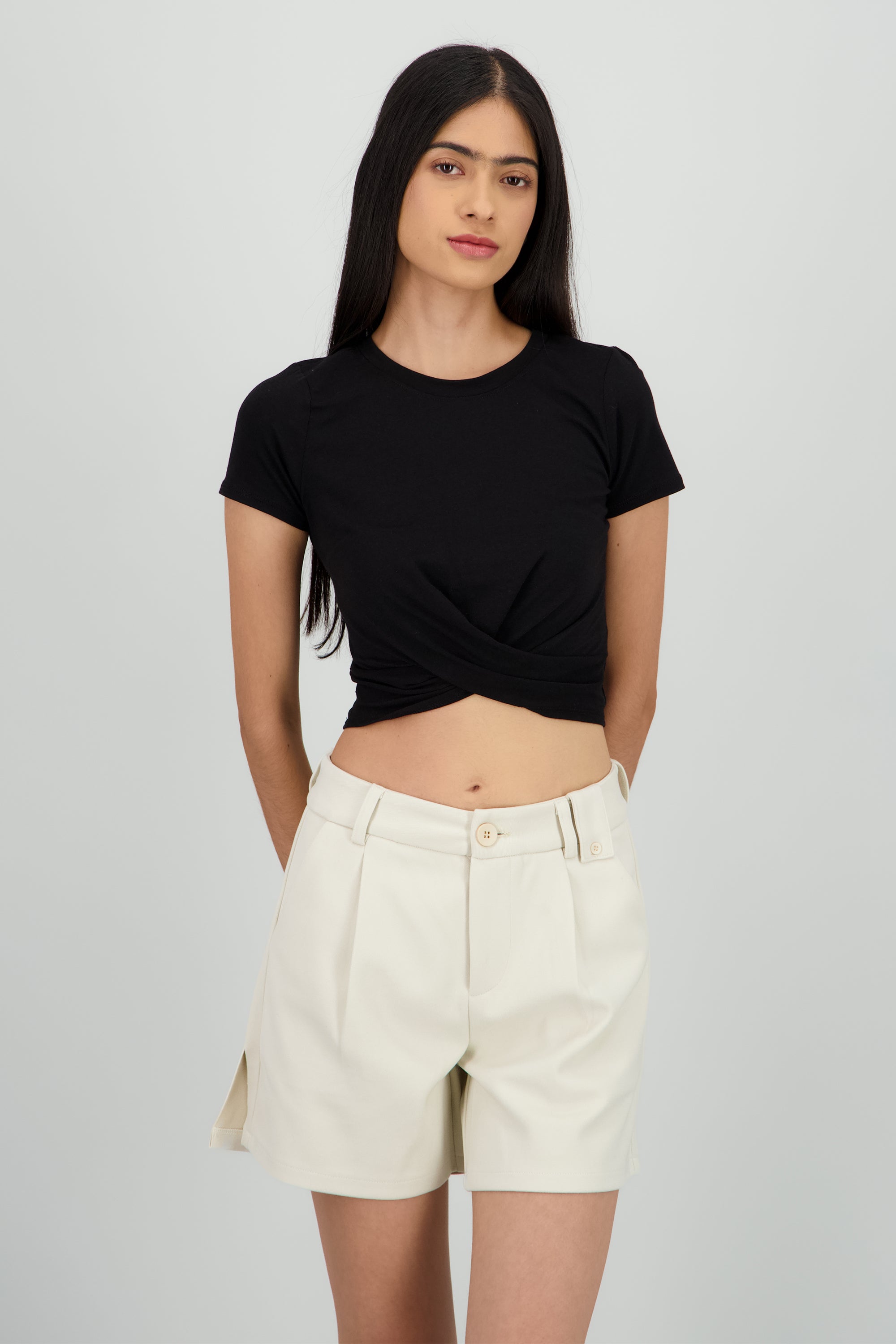 Top manga corta detalle cruce NEGRO