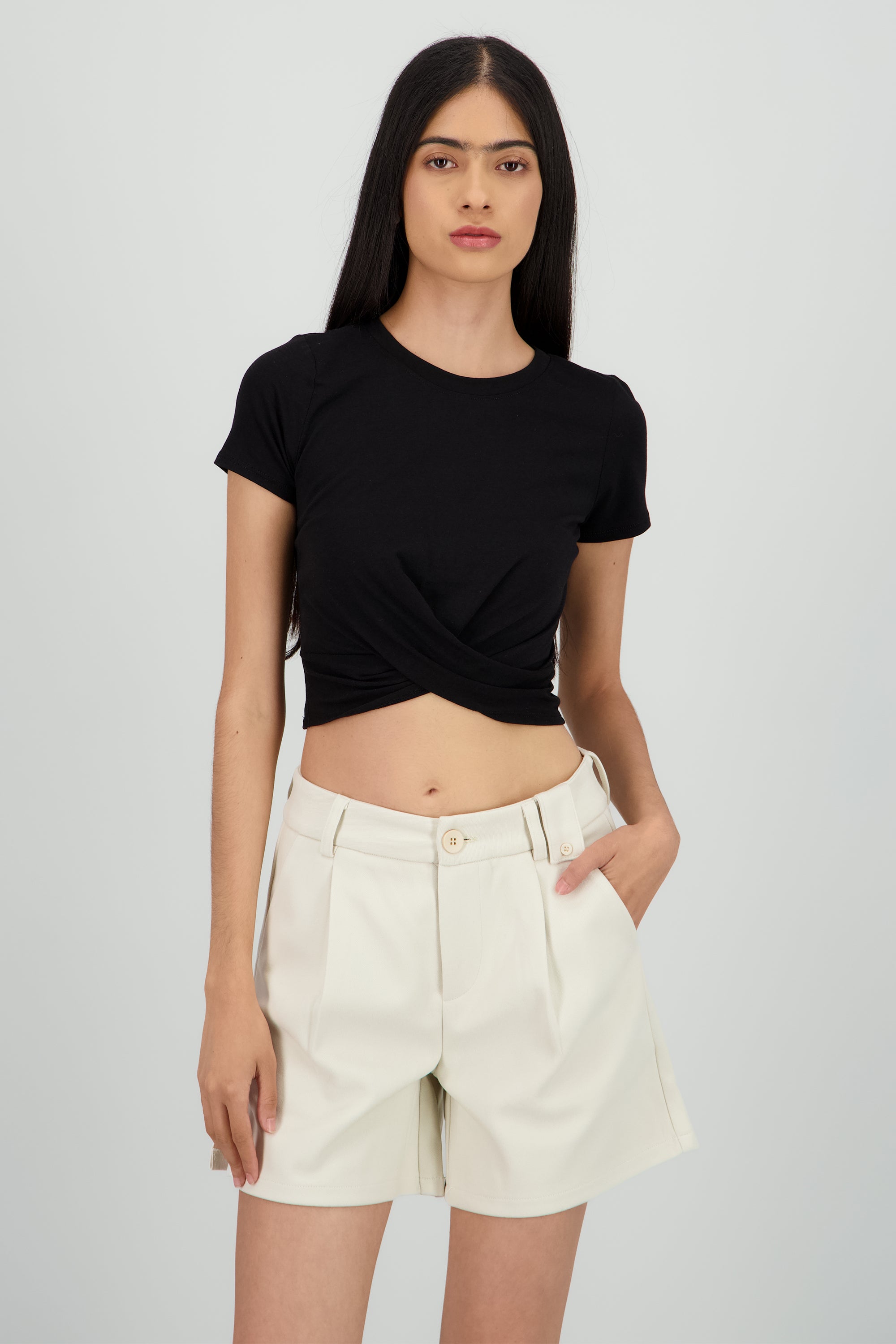 Top manga corta detalle cruce NEGRO