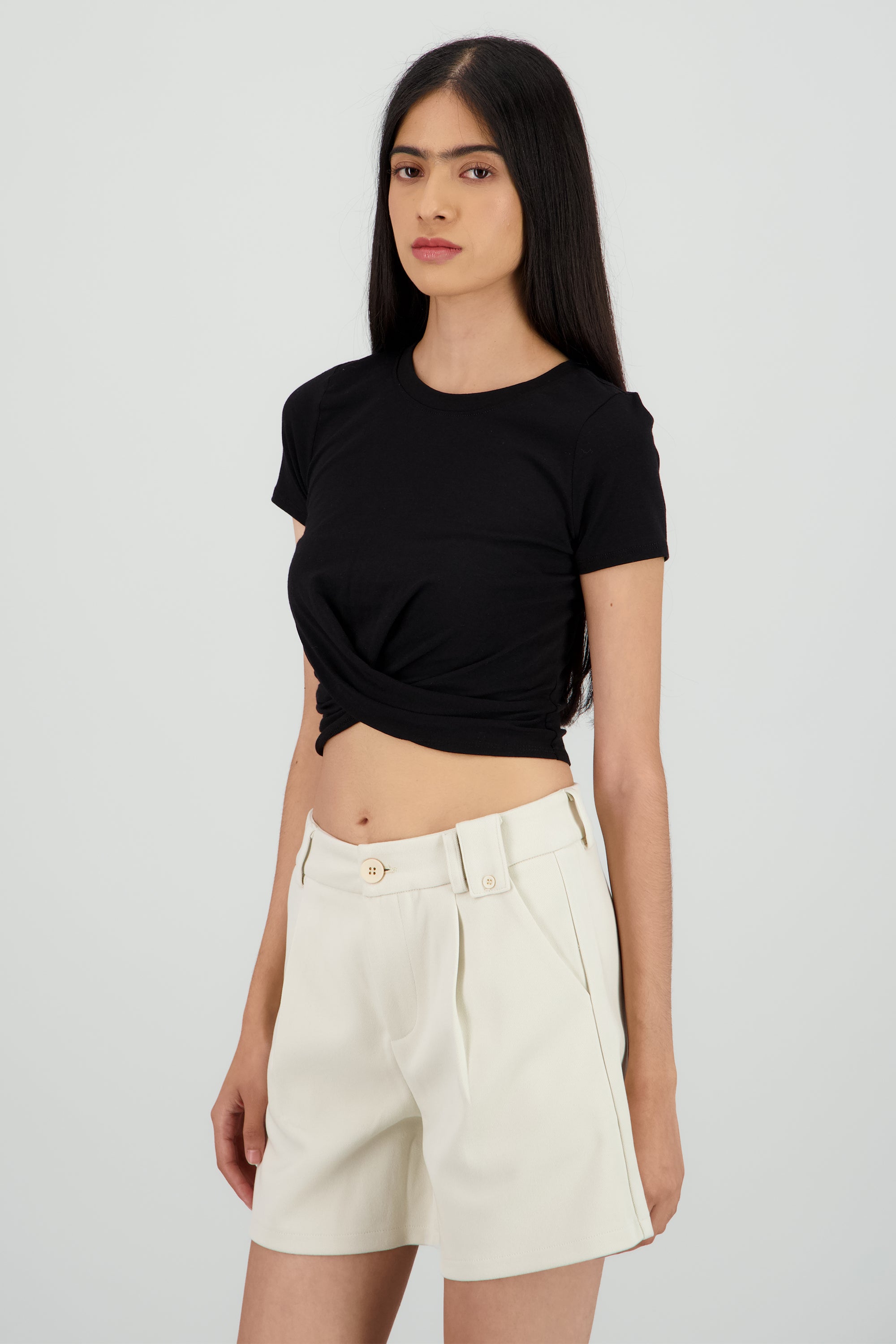 Top manga corta detalle cruce NEGRO