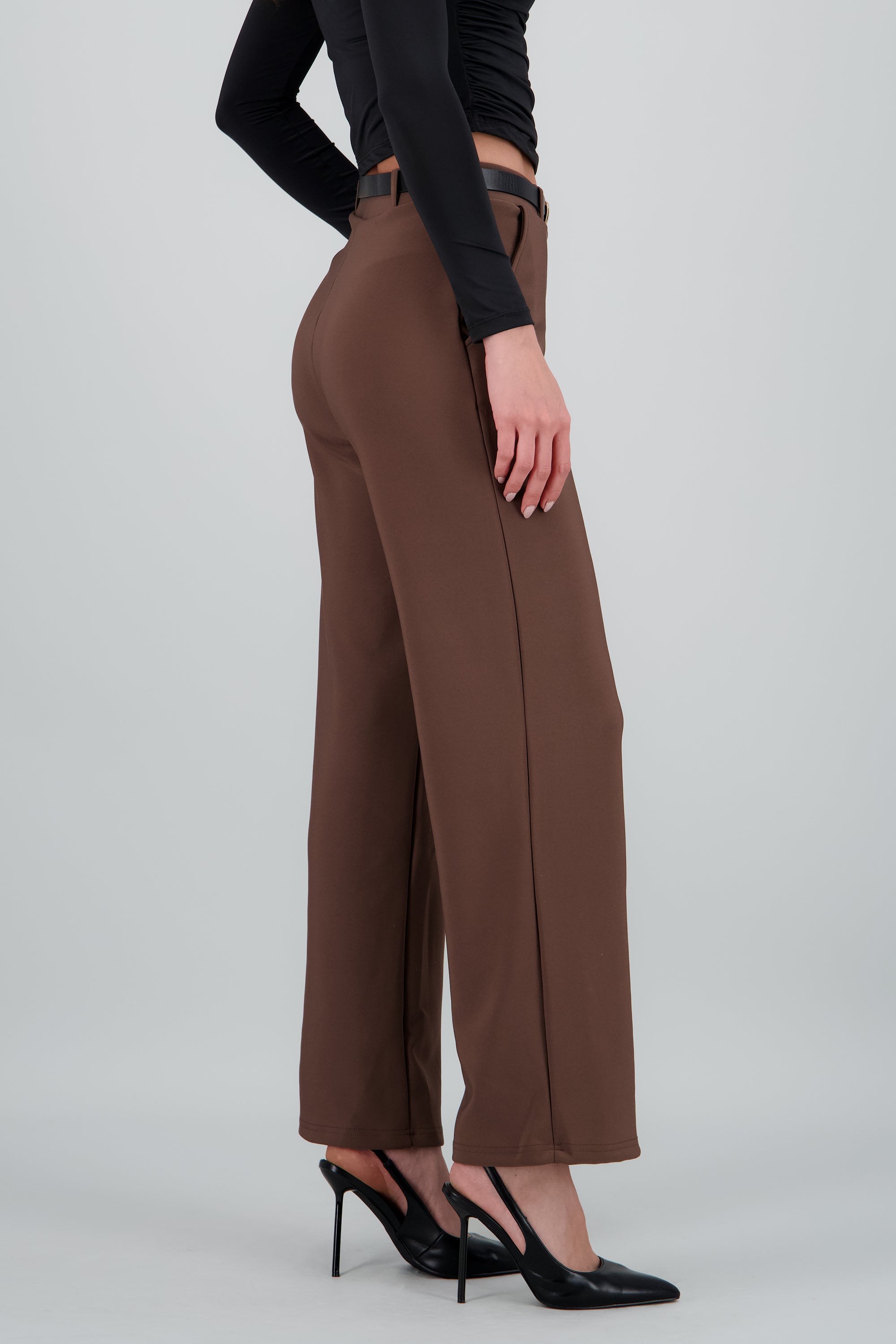 Pantalon estilo recto con cinturon CHOCOLATE