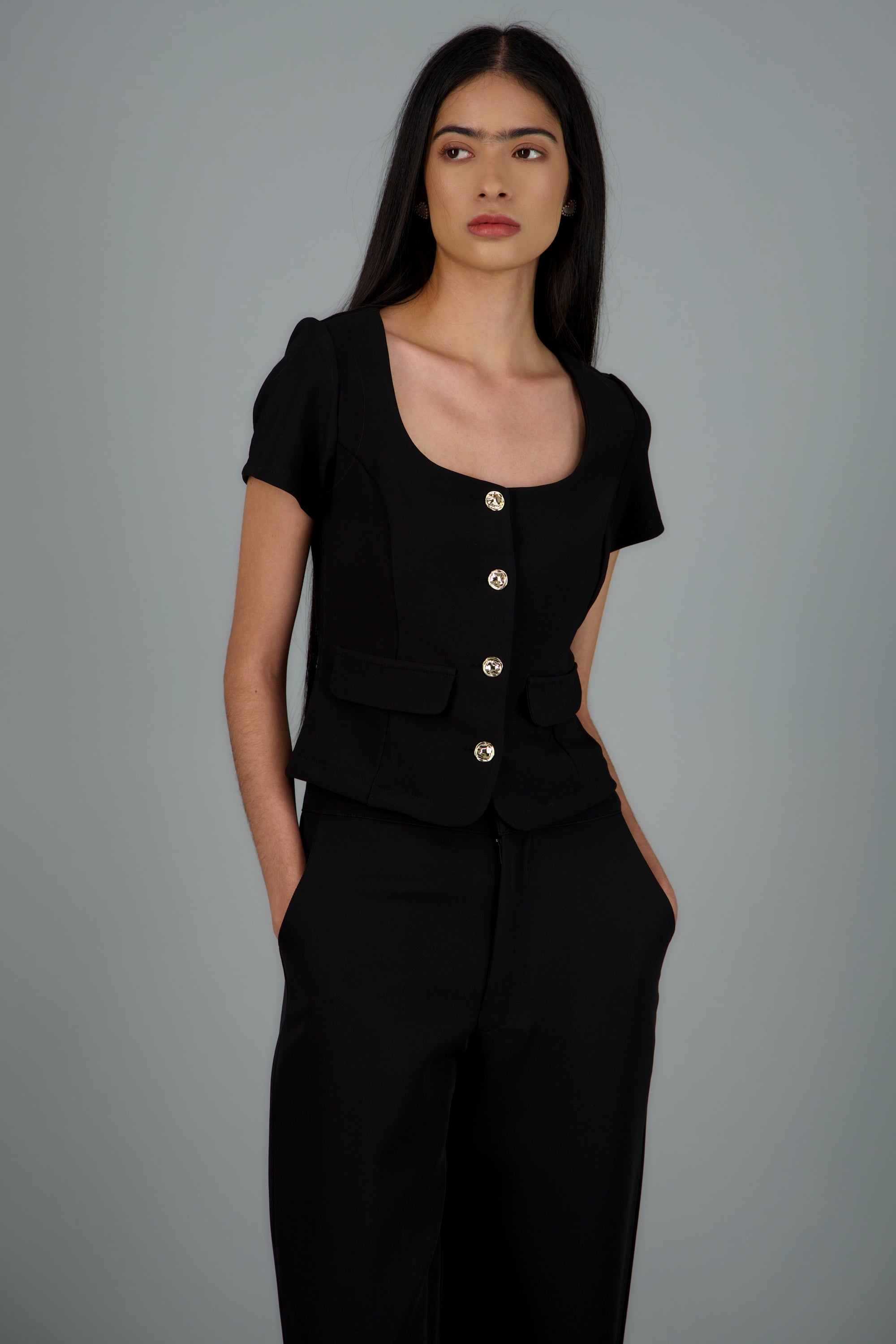 Top con botones manga corta NEGRO