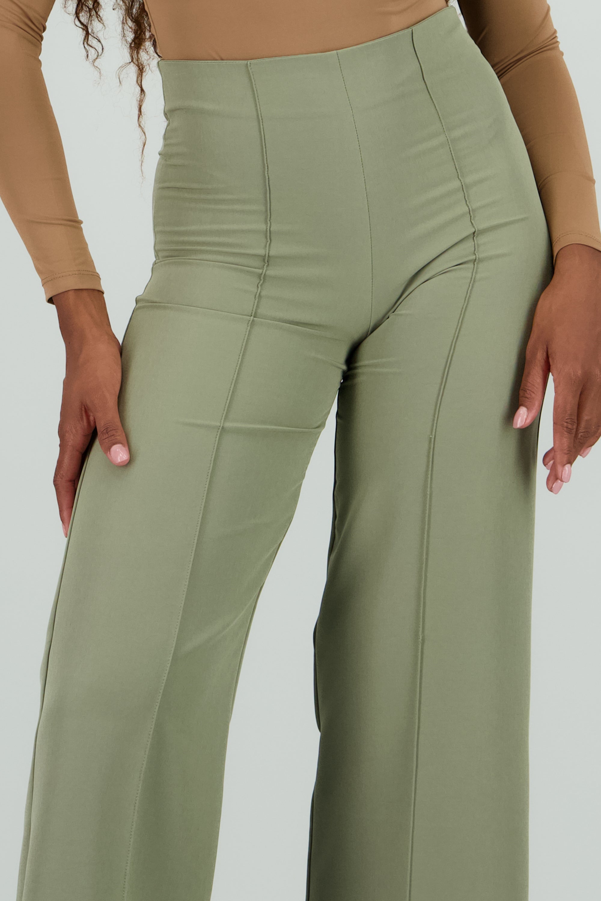 Pantalon liso amplio detalle costura OLIVO