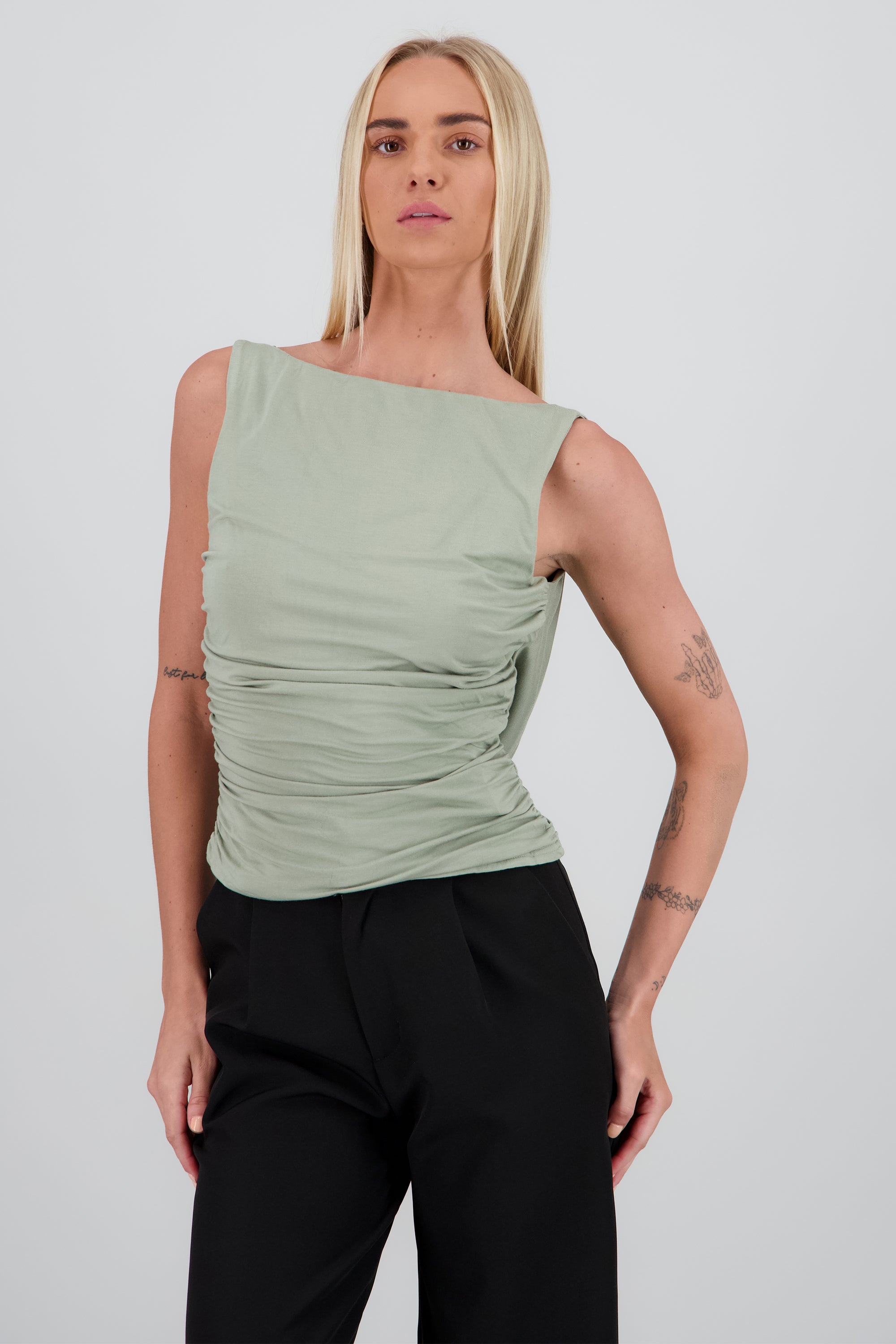 Top plisado detalle cascada espalda VERDE CAZADOR
