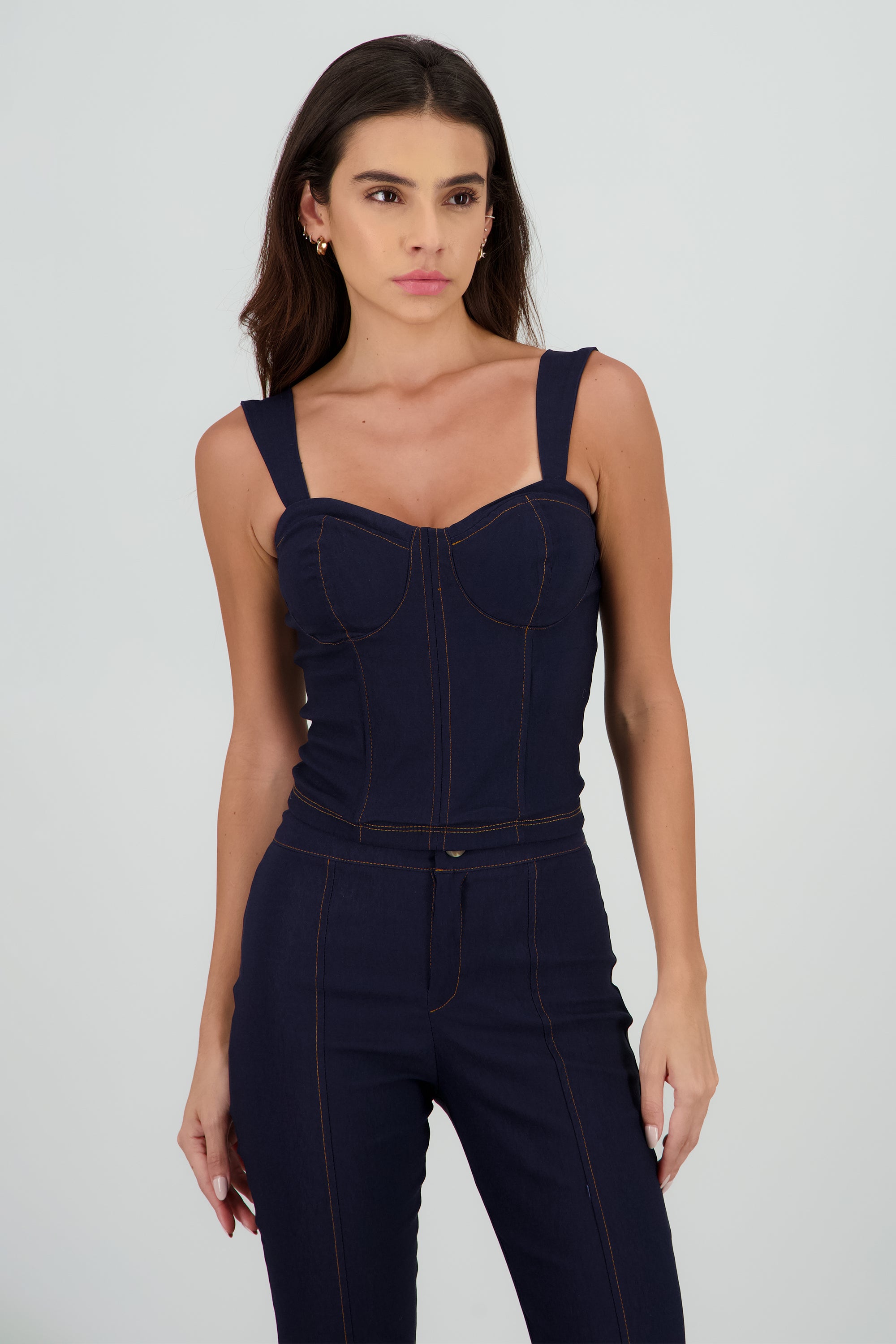 Top copa estructurada contraste costuras DARK WASH