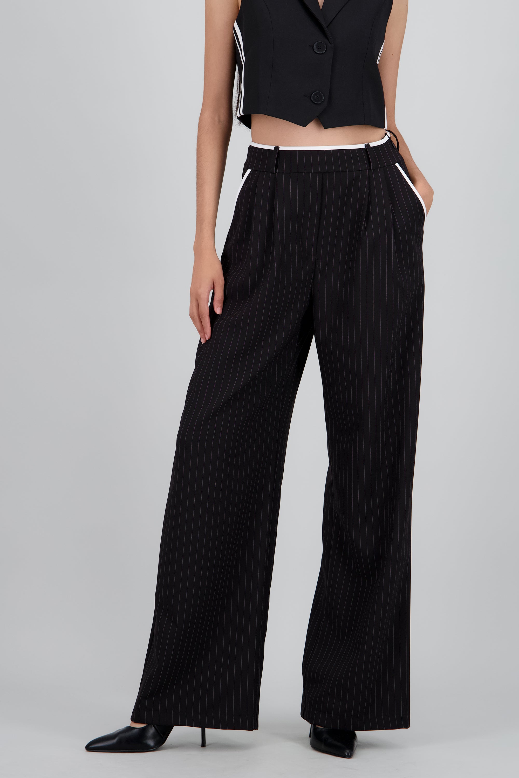 Pantalon con pinzas de rayas con contrastes NEGRO COMBO