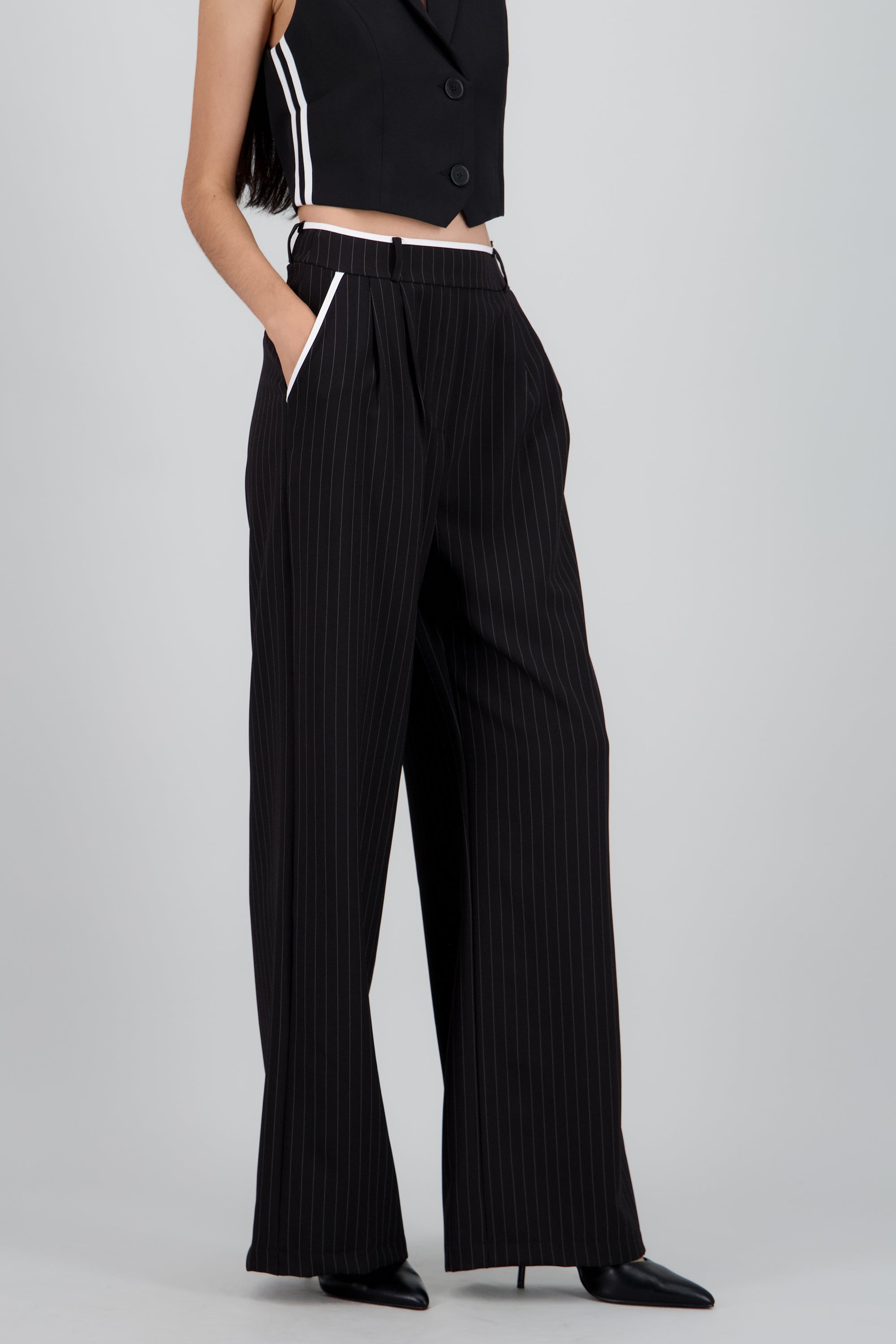 Pantalon con pinzas de rayas con contrastes NEGRO COMBO