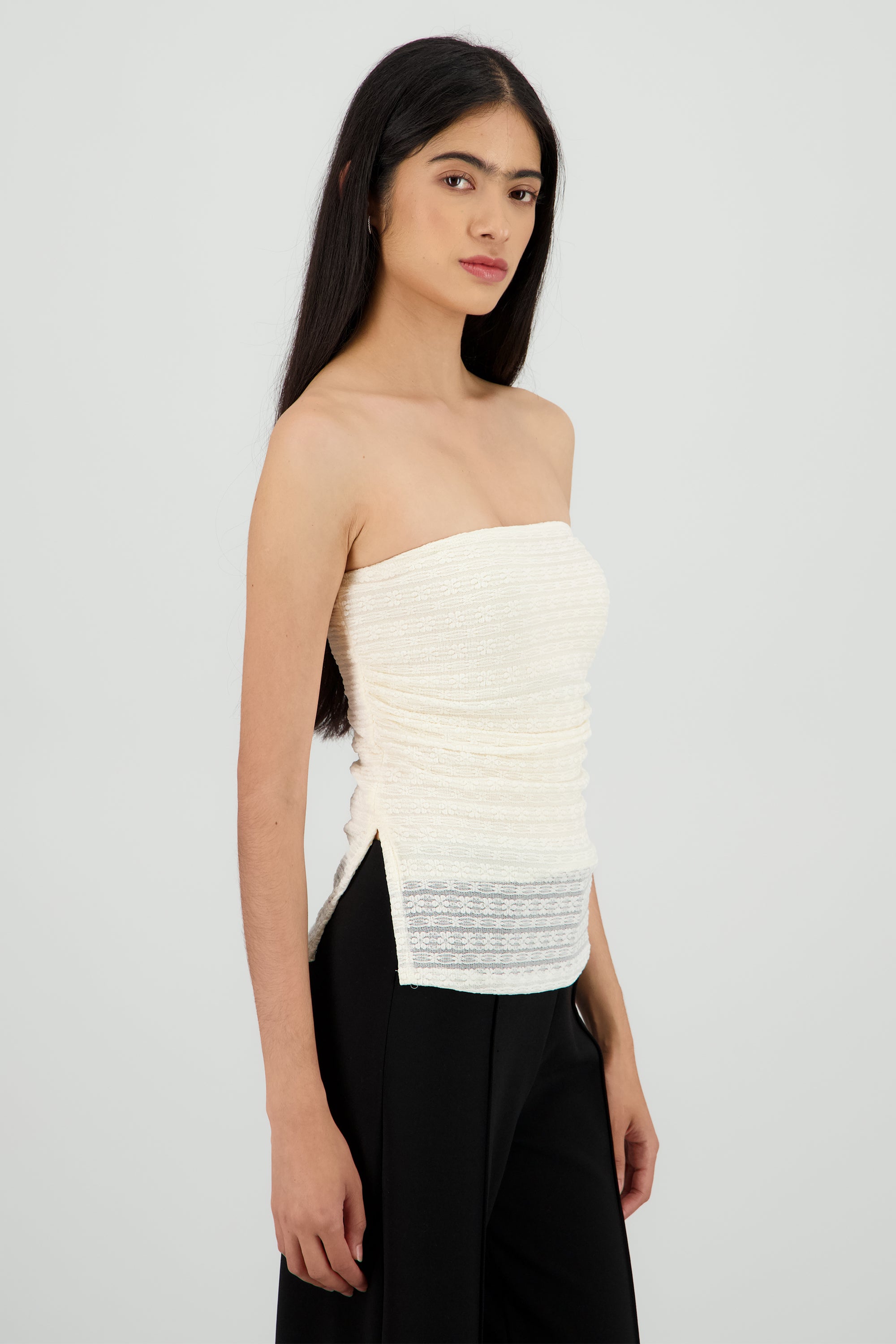 Top bandeau encaje con aberturas CREMA