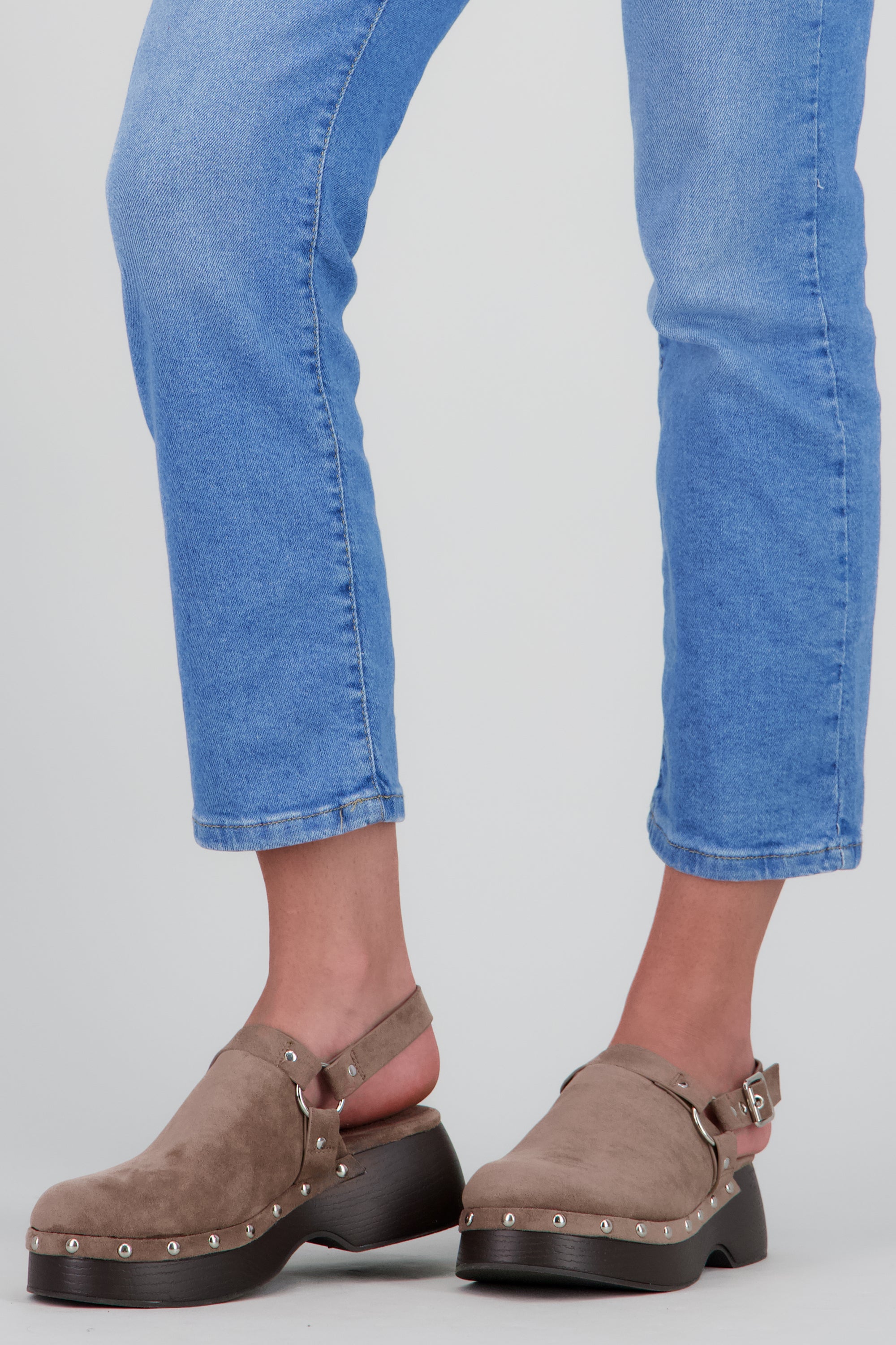 Zueco hebilla circular plataforma TAUPE