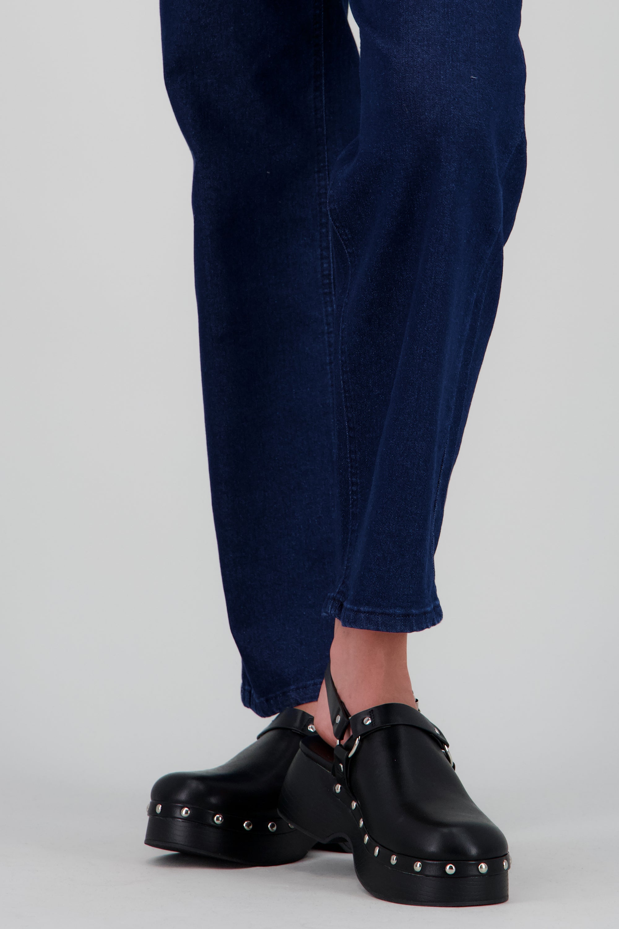 Zueco hebilla circular plataforma NEGRO