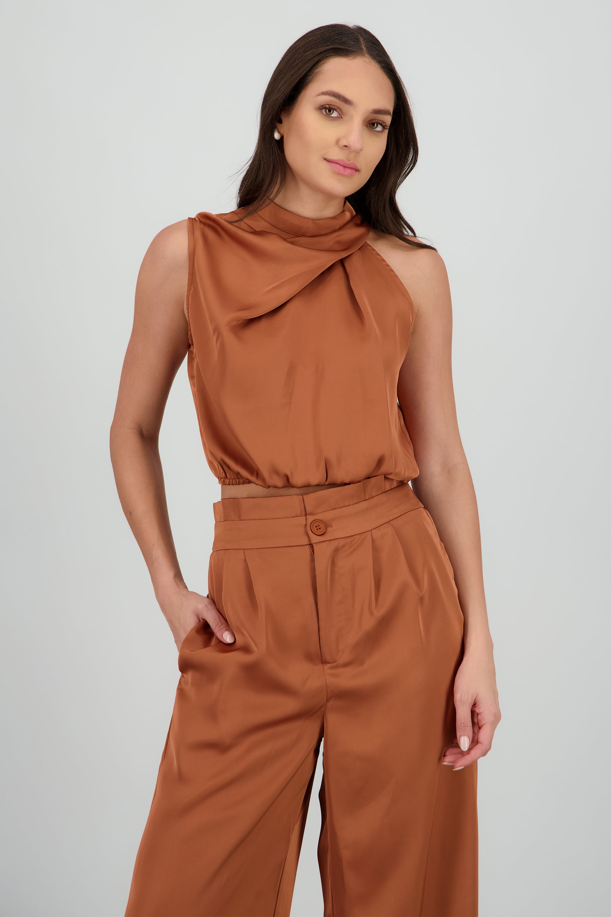 Top halter cruzado corto CAMELLO