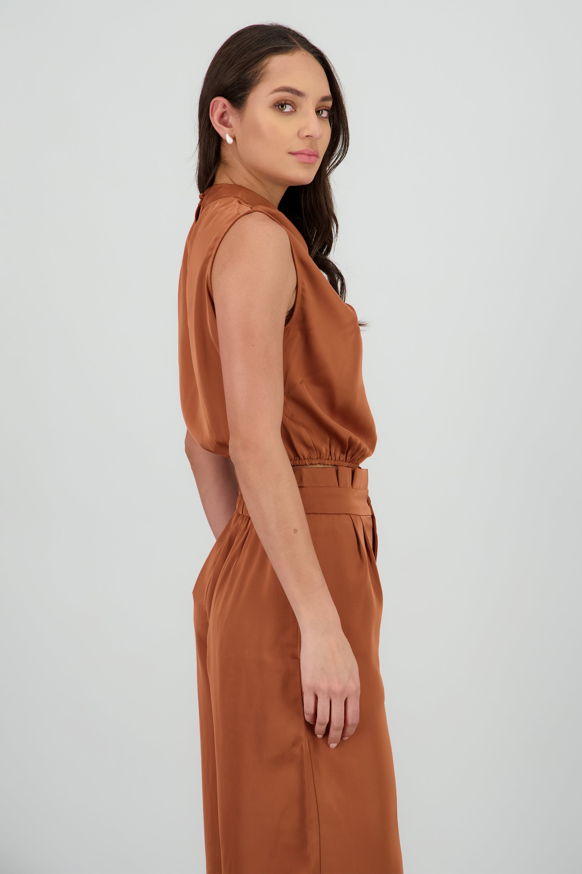 Top halter cruzado corto CAMELLO
