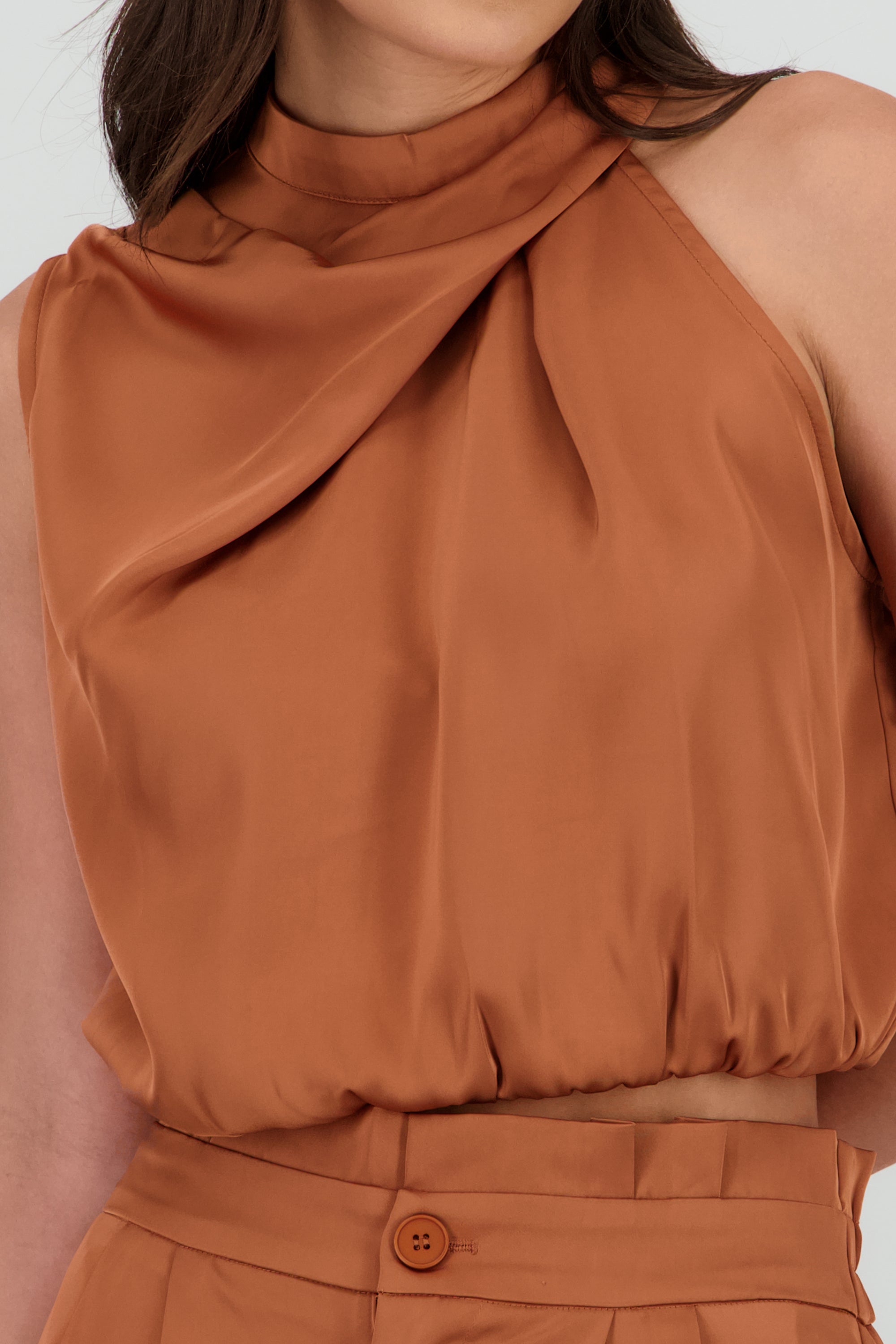 Top halter cruzado corto CAMELLO