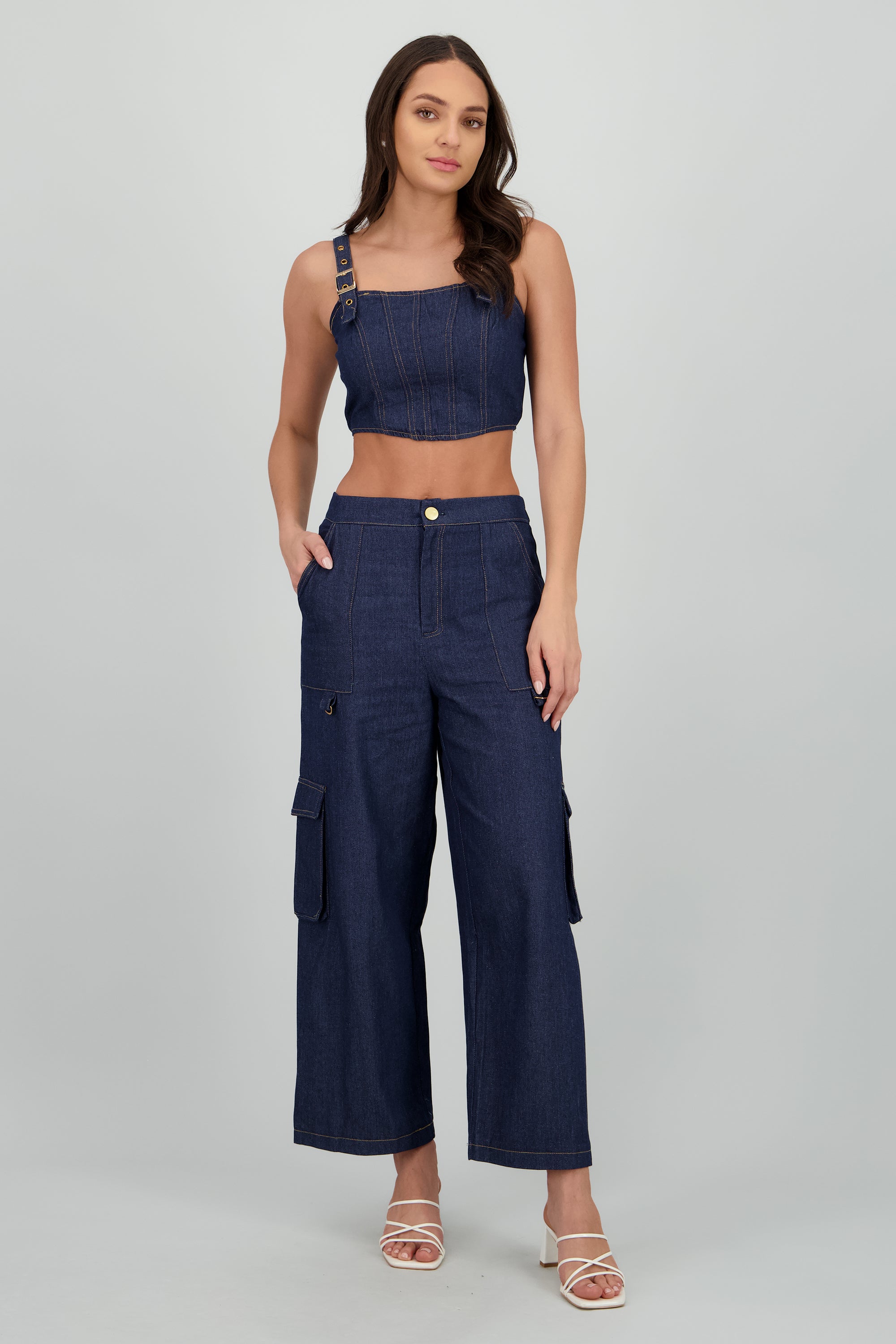 Pantalon wide detalle bolsas cargo MEDIUM WASH