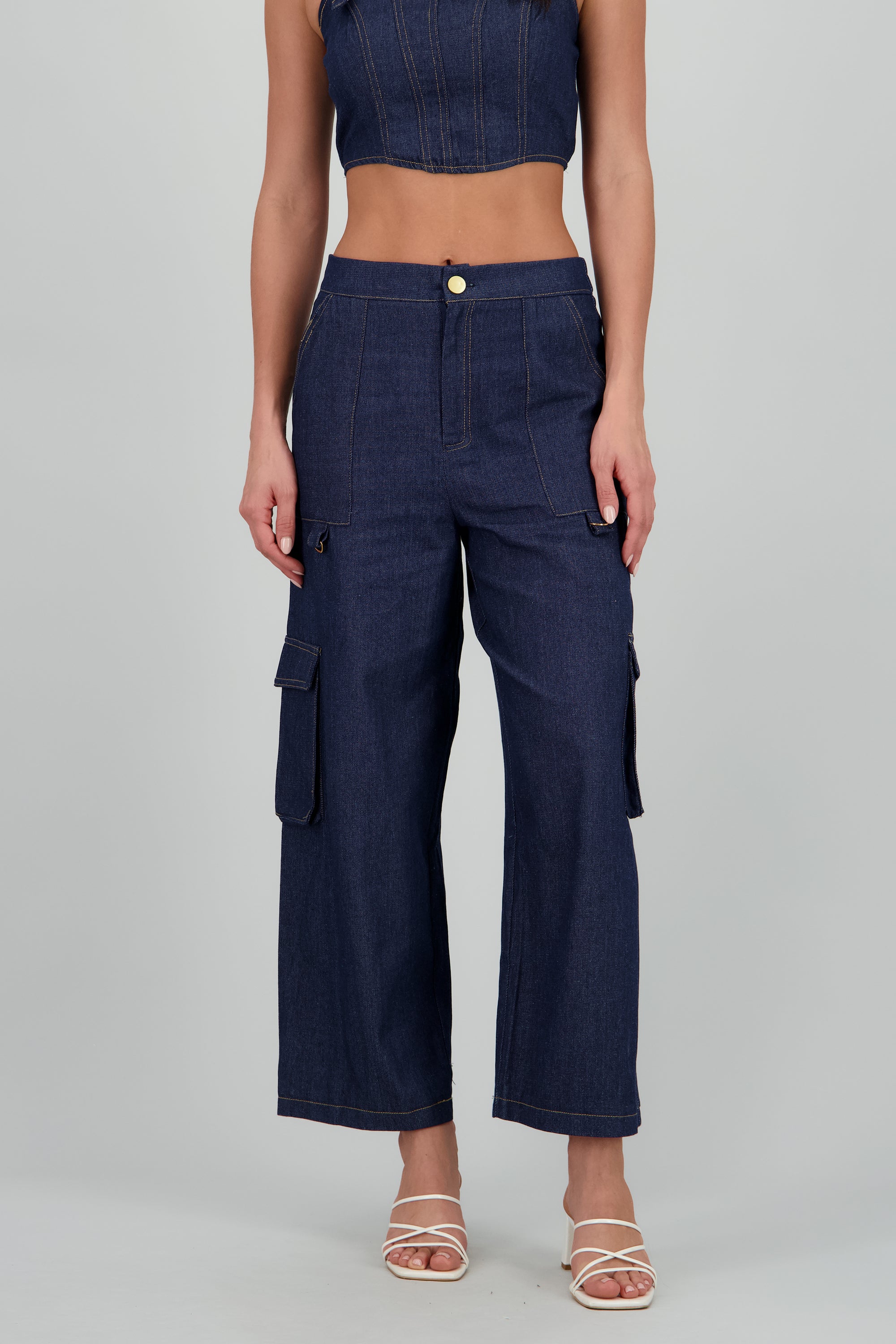 Pantalon wide detalle bolsas cargo MEDIUM WASH