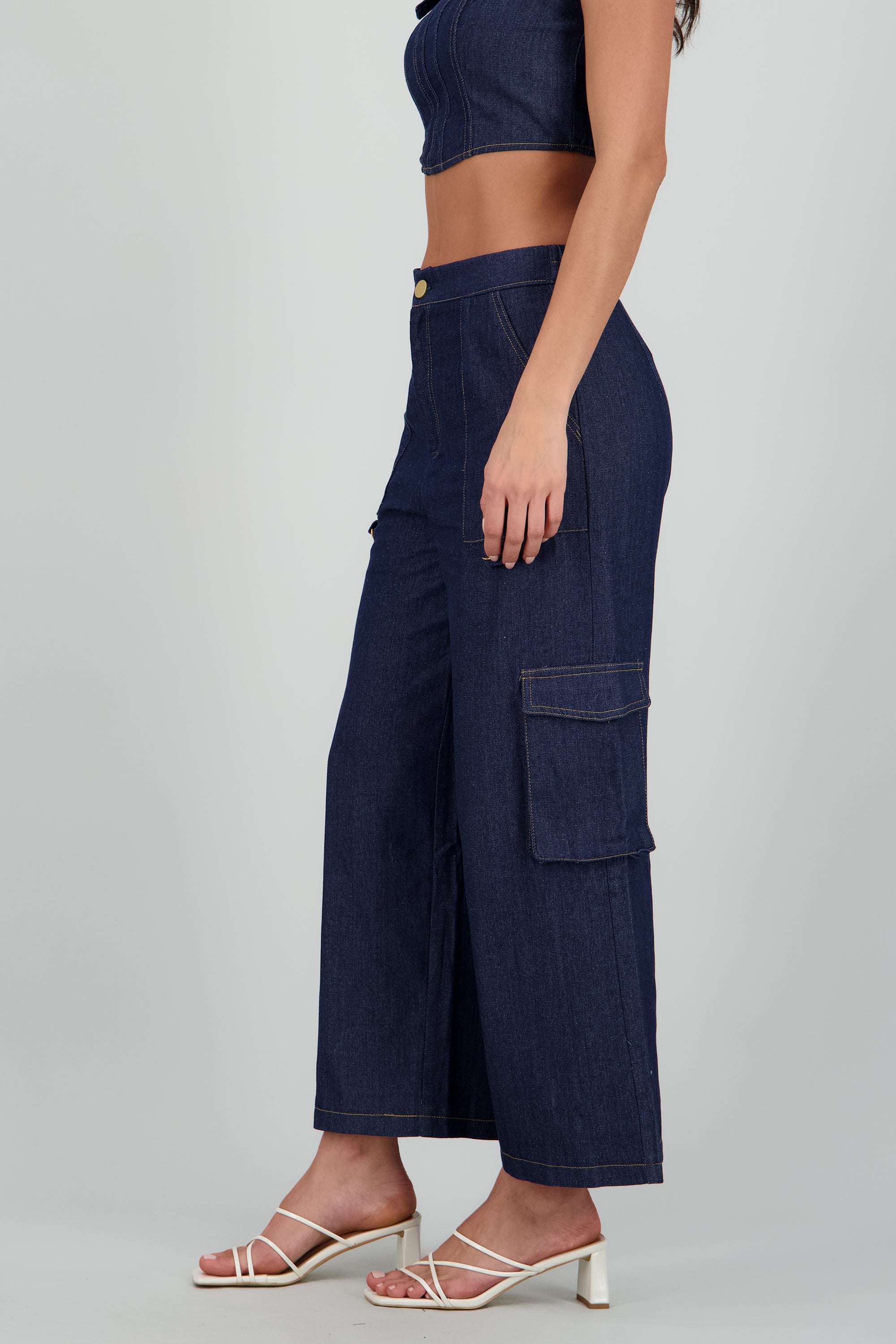 Pantalon wide detalle bolsas cargo MEDIUM WASH