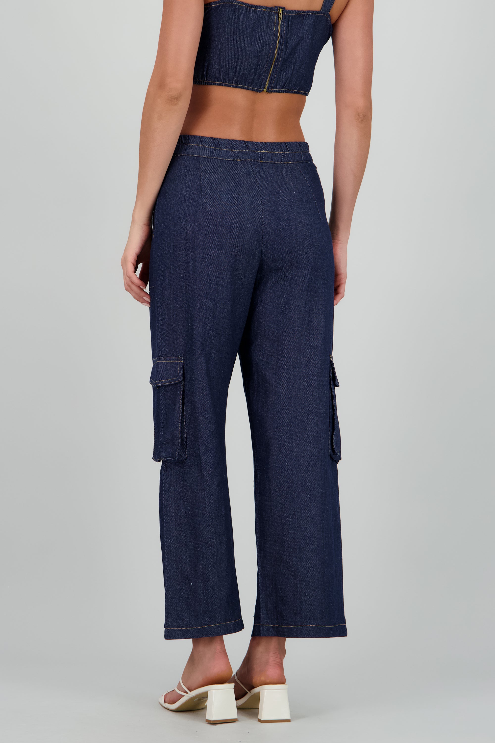 Pantalon wide detalle bolsas cargo MEDIUM WASH