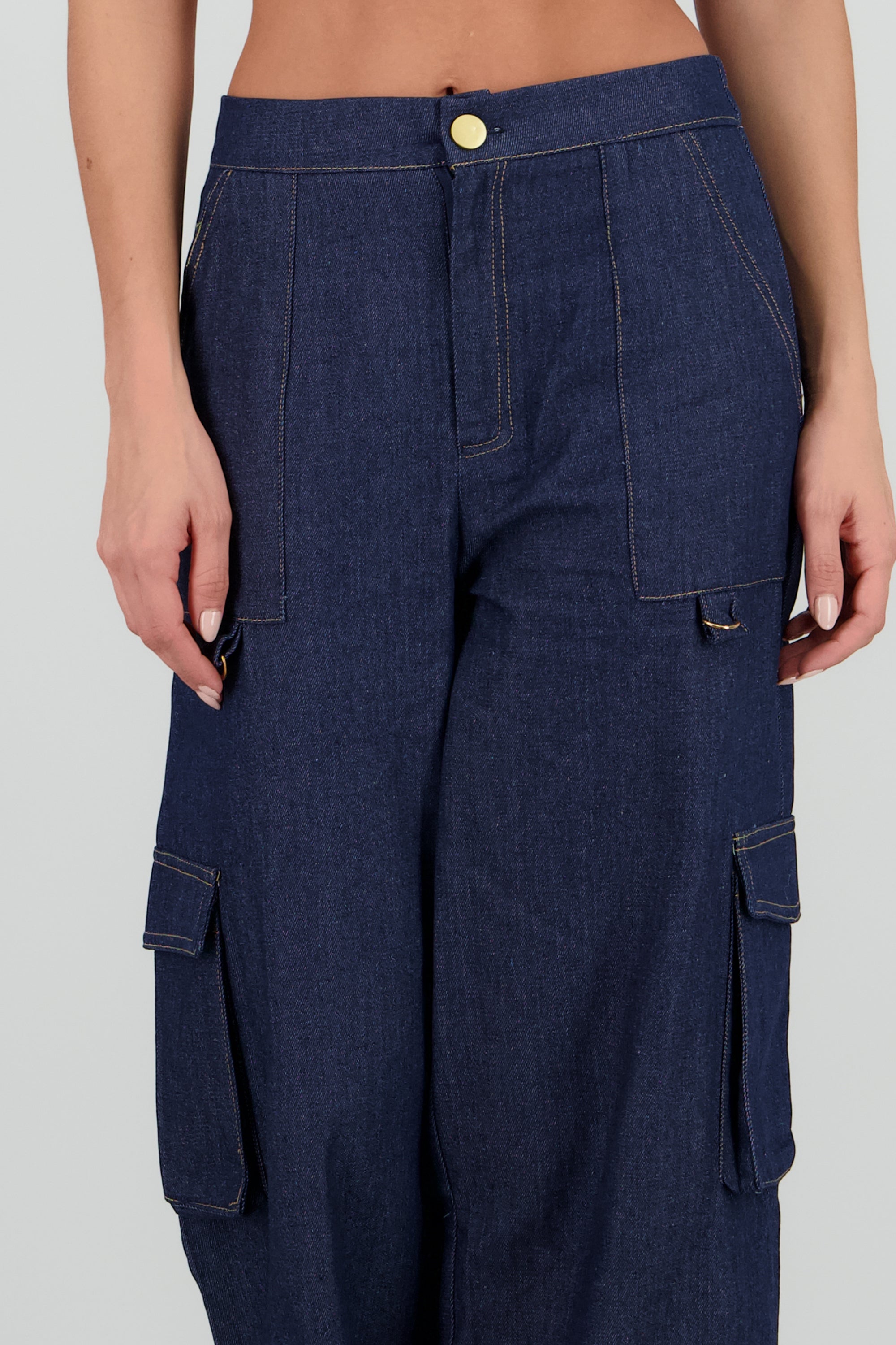 Pantalon wide detalle bolsas cargo MEDIUM WASH