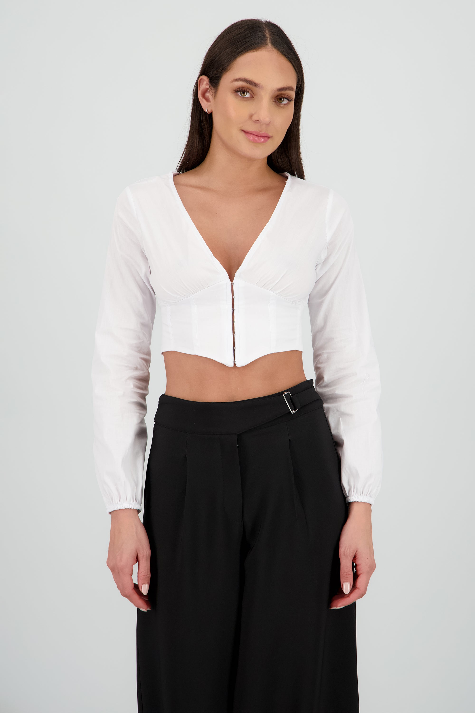 Camisa detalle cortes cuello v BLANCO