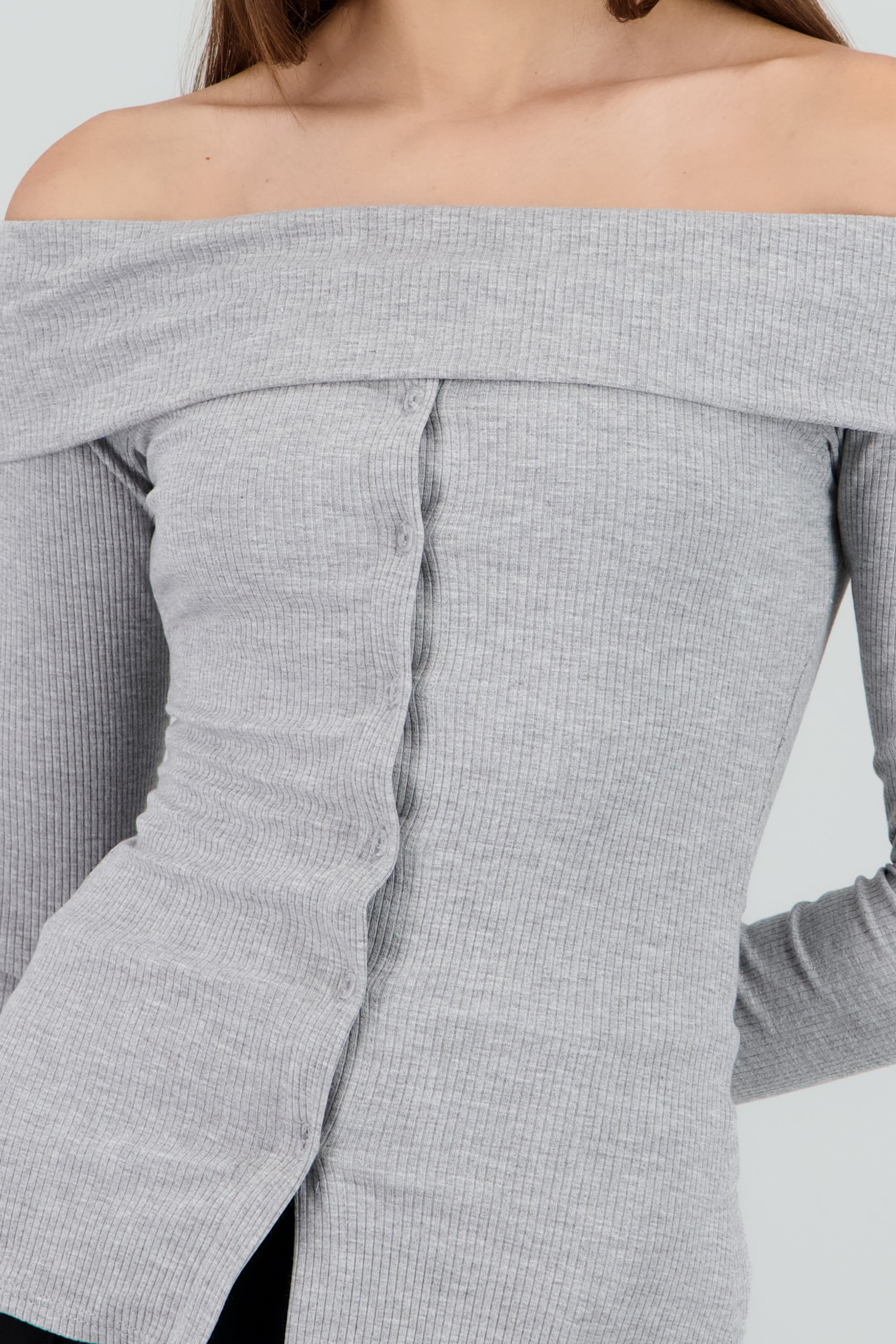 Top off shoulder detalle botones GRIS CLARO