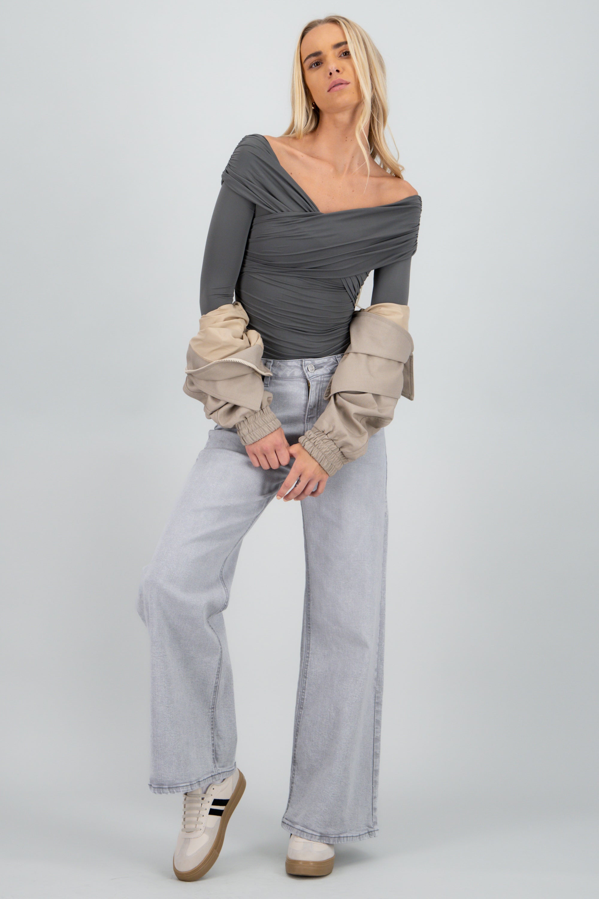 Bodysuit escote drapeado manga larga GRIS OBSCURO