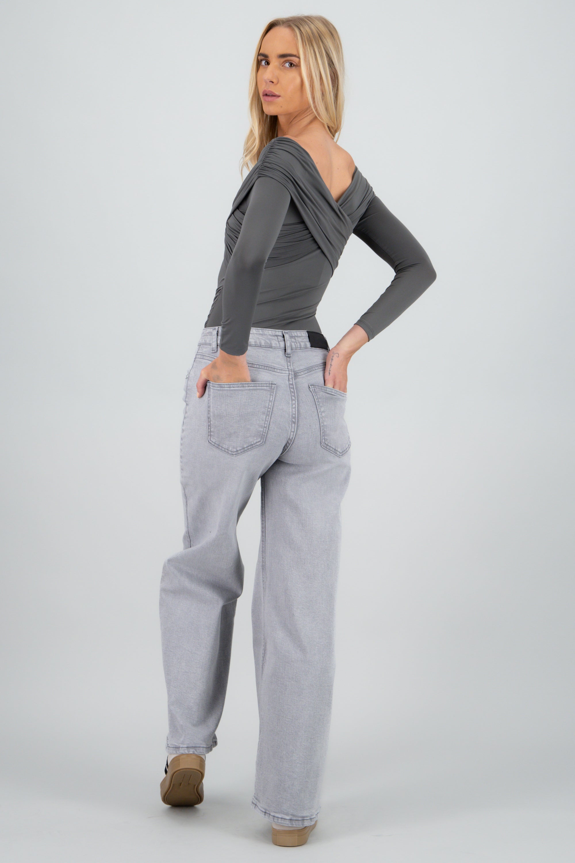 Bodysuit escote drapeado manga larga GRIS OBSCURO