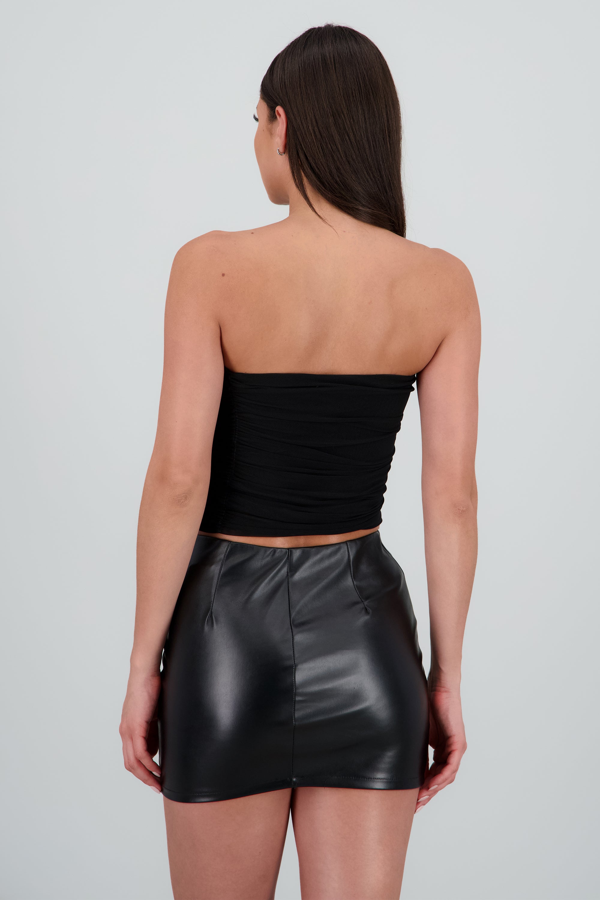 Top strapless con olanes liso NEGRO