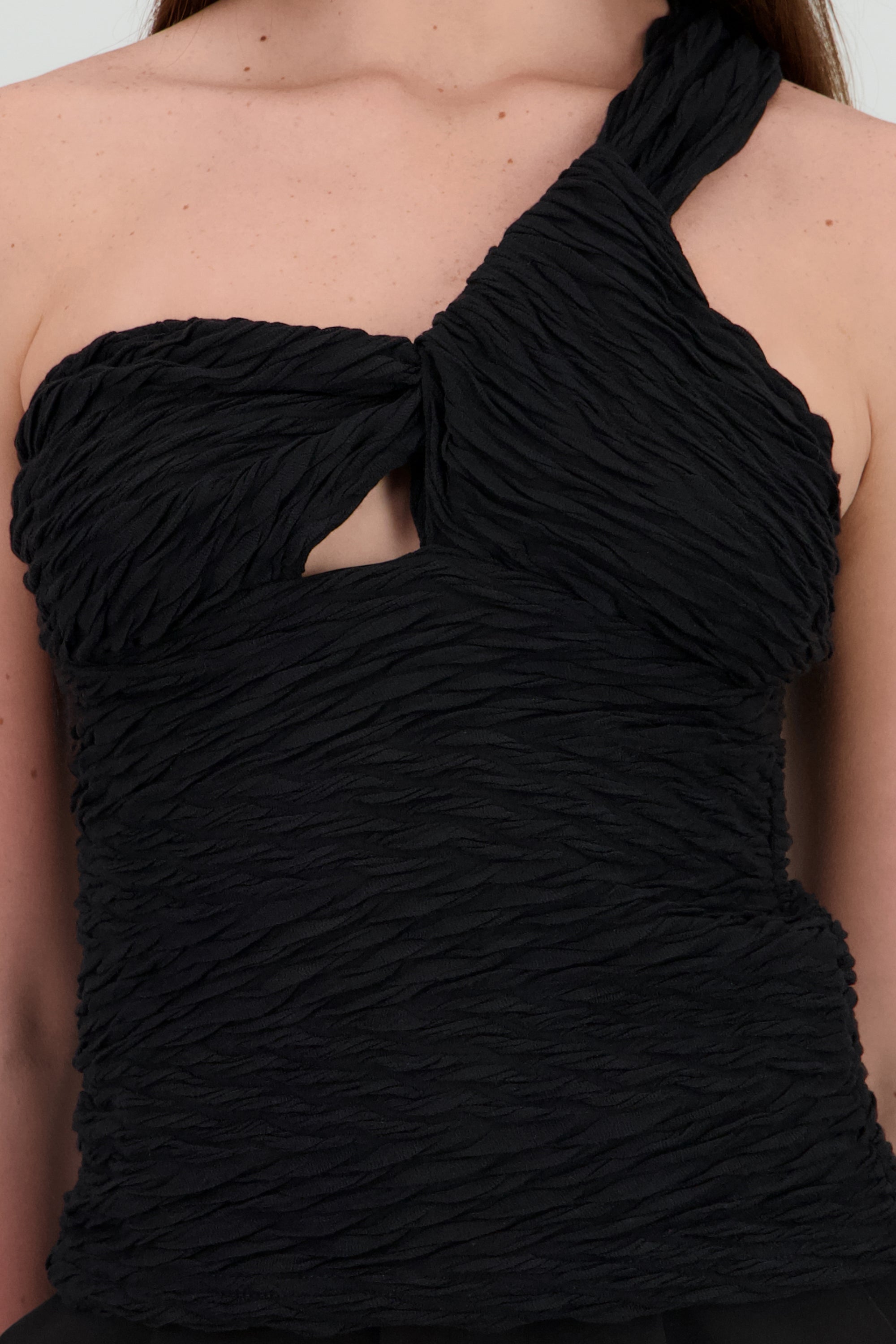 Top halter asimetrico con nudo NEGRO