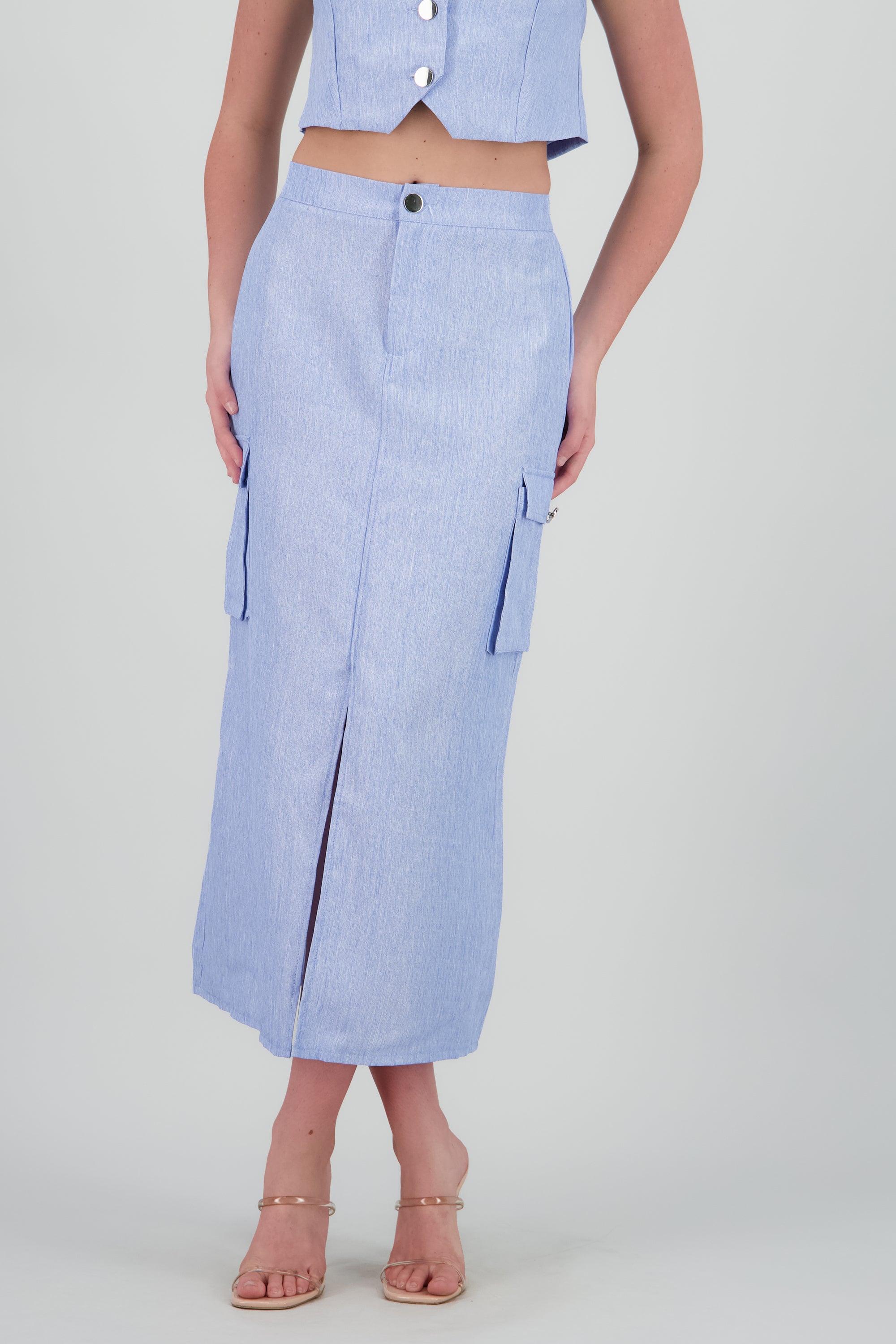 Falda midi con abertura detalle bolsas cargo AZUL CIELO