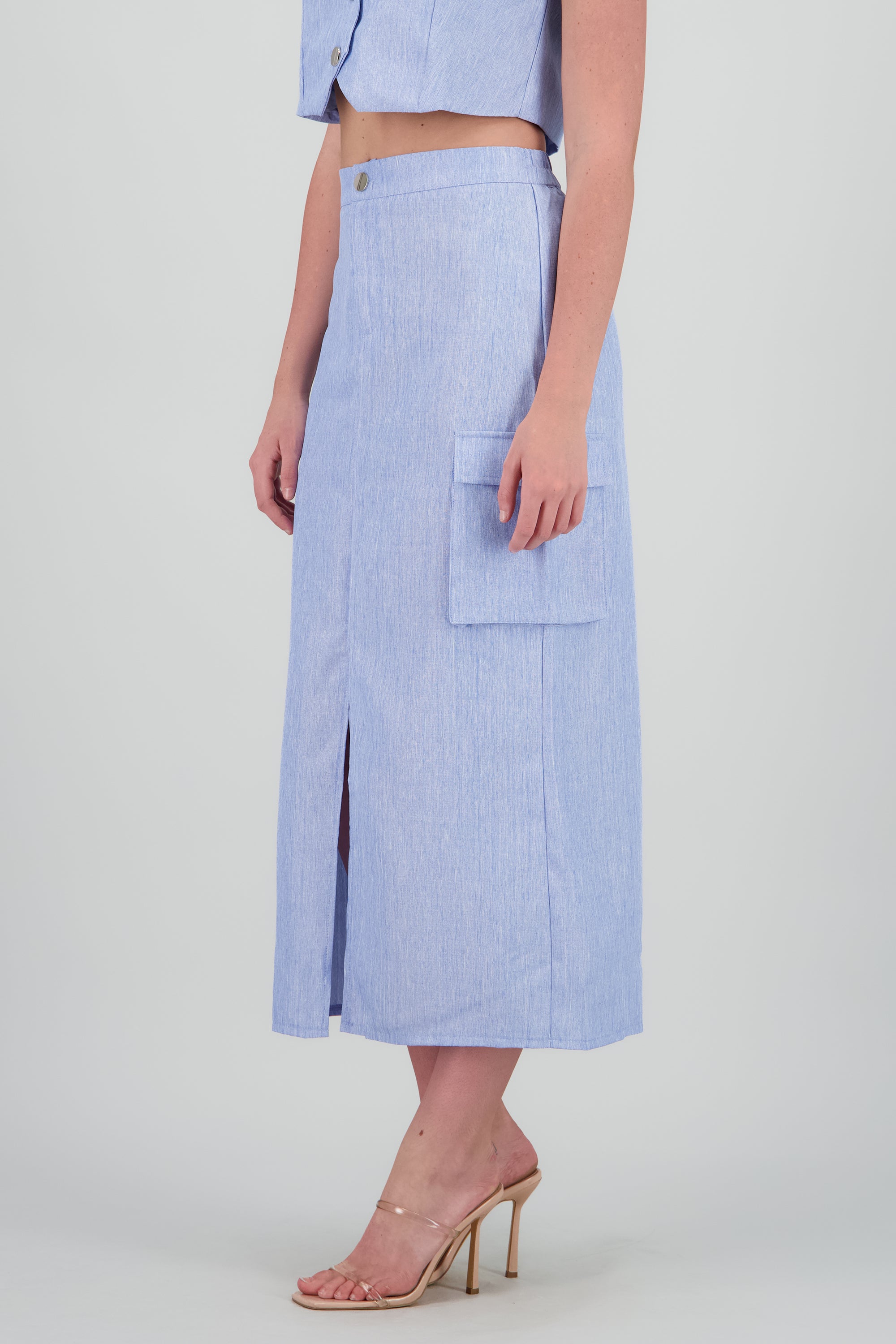 Falda midi con abertura detalle bolsas cargo AZUL CIELO