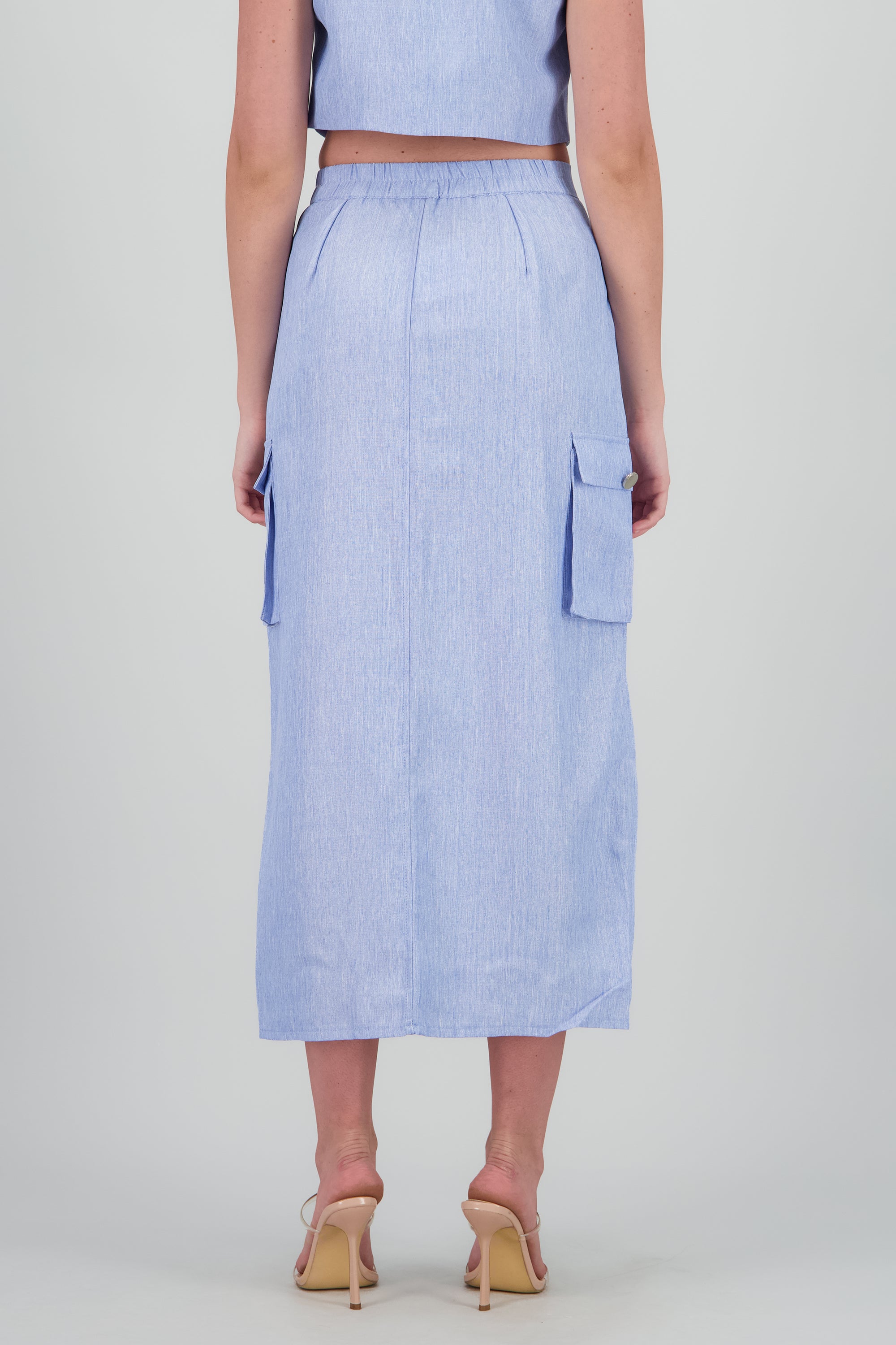 Falda midi con abertura detalle bolsas cargo AZUL CIELO