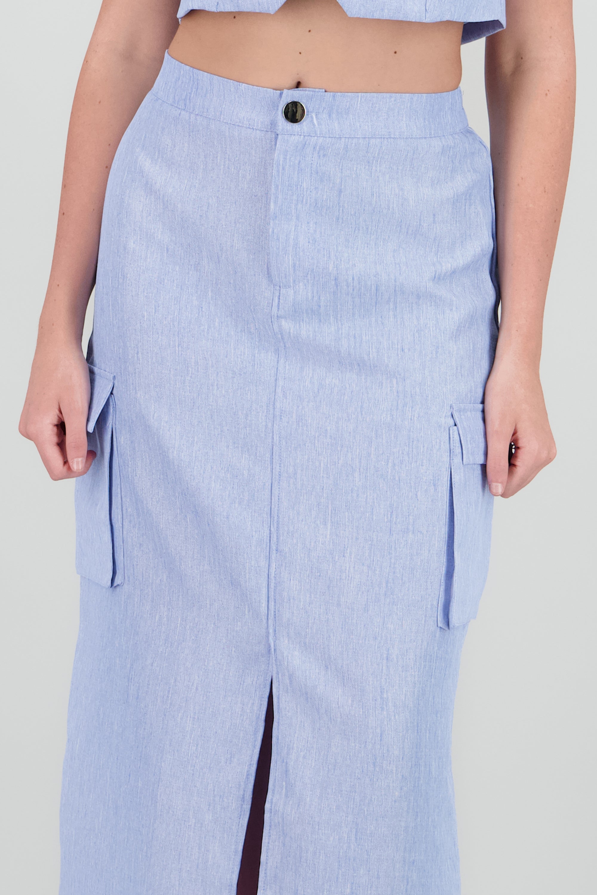 Falda midi con abertura detalle bolsas cargo AZUL CIELO