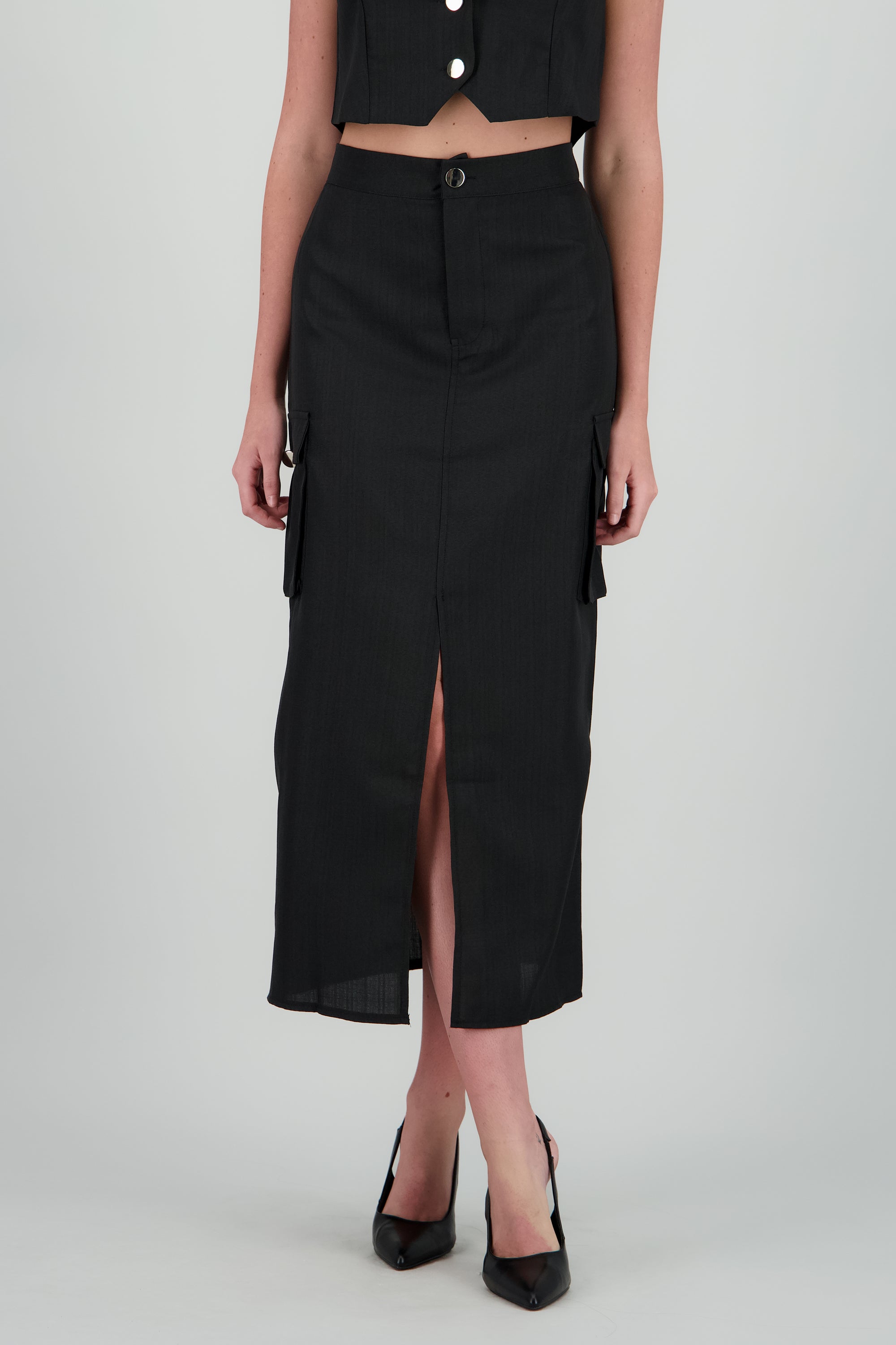Falda midi con abertura detalle bolsas cargo NEGRO