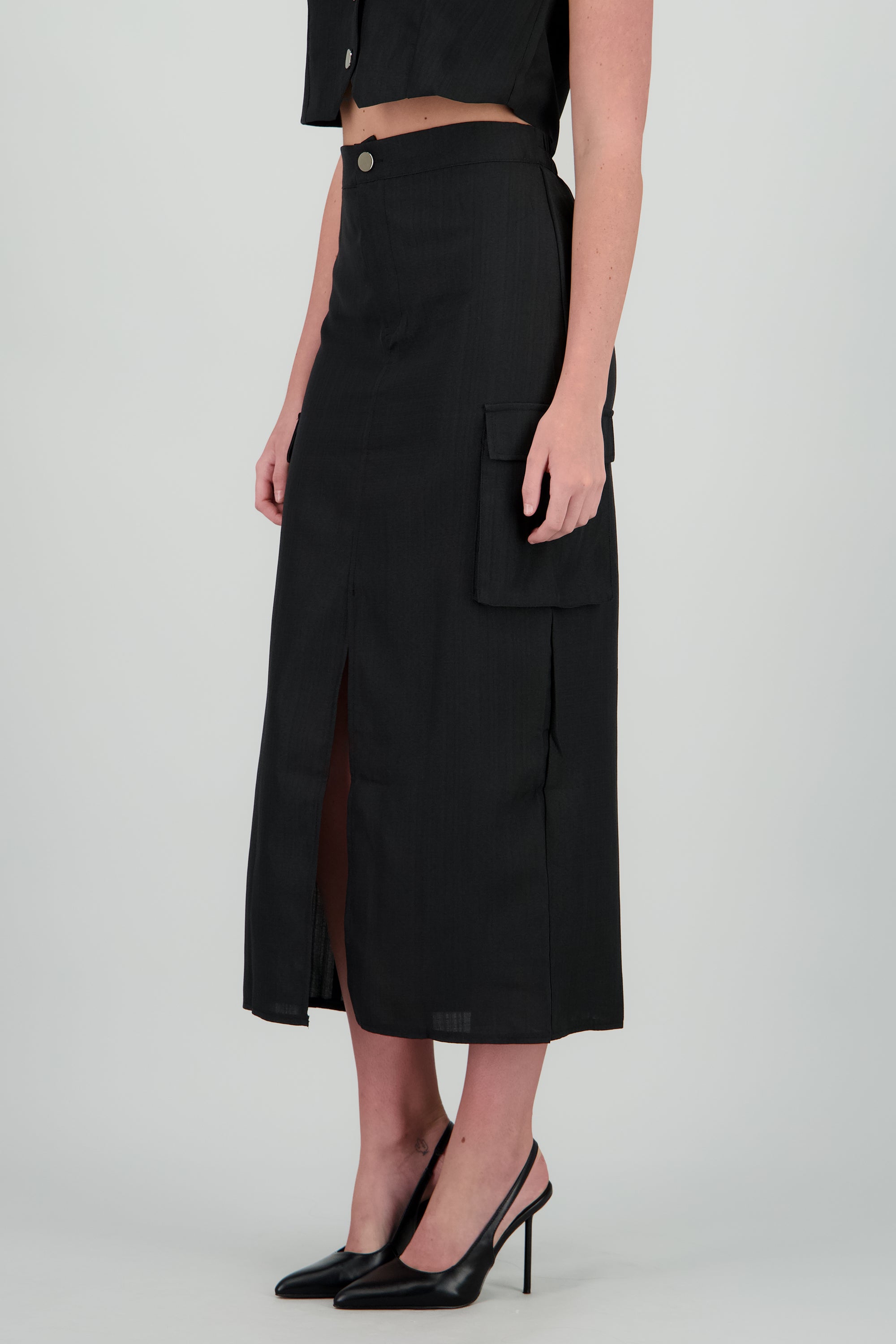 Falda midi con abertura detalle bolsas cargo NEGRO